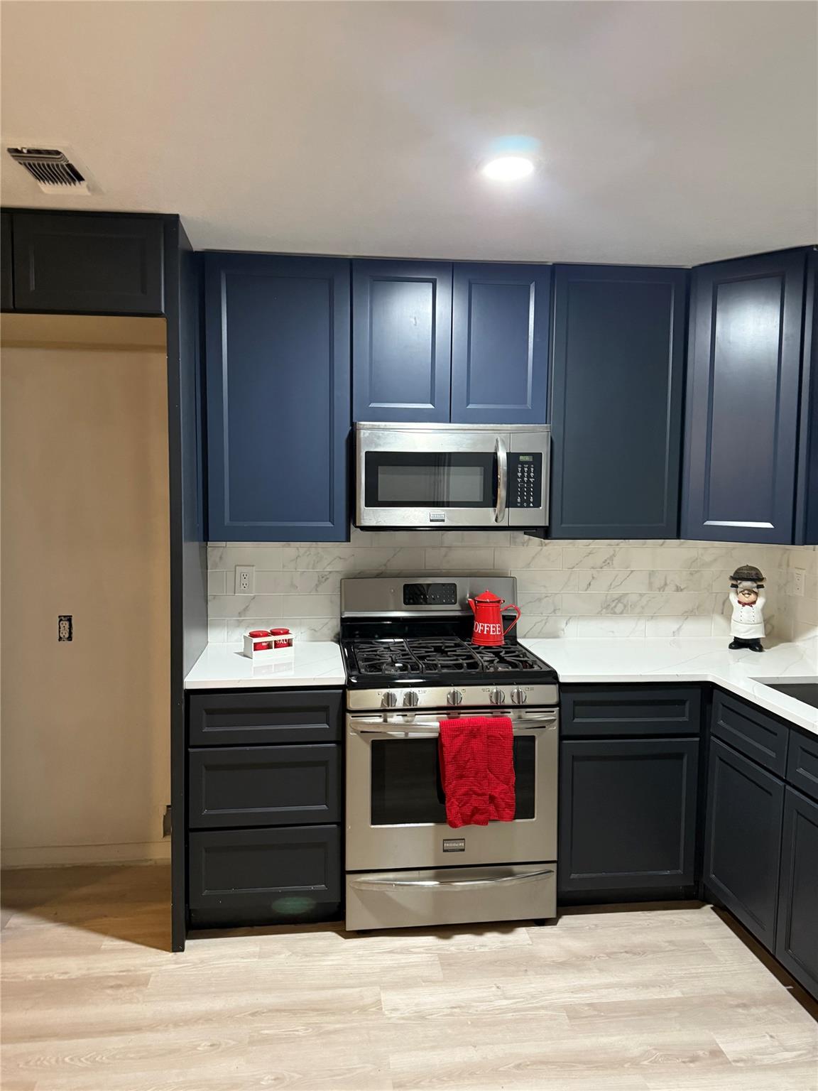 1706 Hill St Property Photo 4