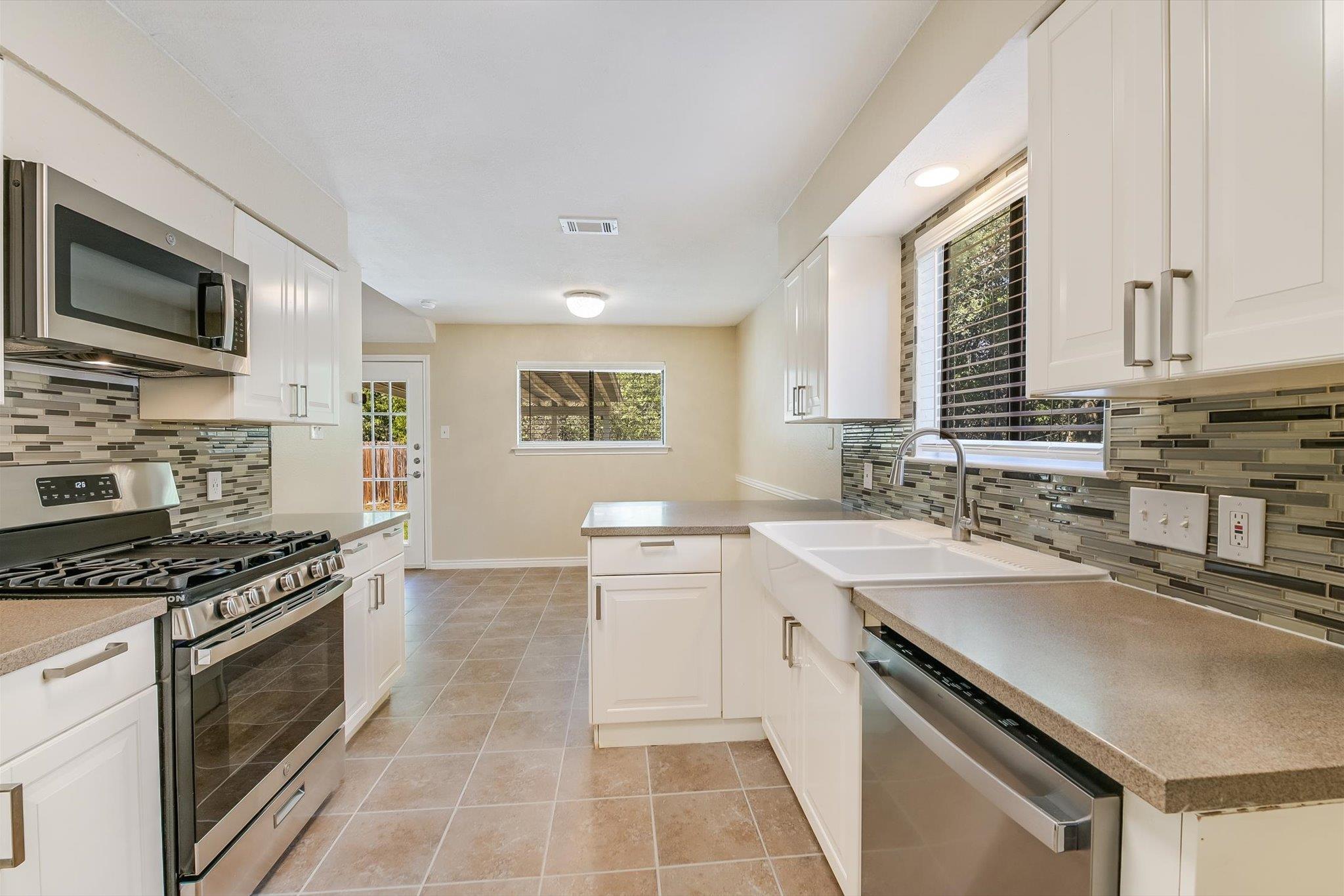 6808 Luckenbach Ln Property Photo 10