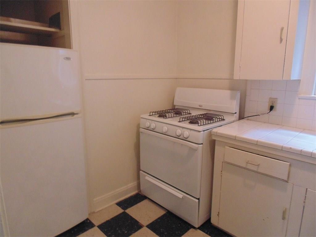 912 W 22nd 1/2 St #i Property Photo 3