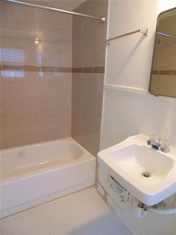 912 W 22nd 1/2 St #i Property Photo 5