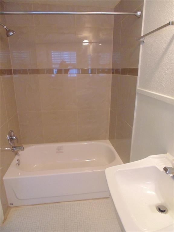 912 W 22nd 1/2 St #i Property Photo 6
