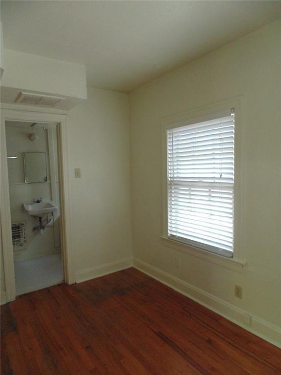 912 W 22nd 1/2 St #i Property Photo 8