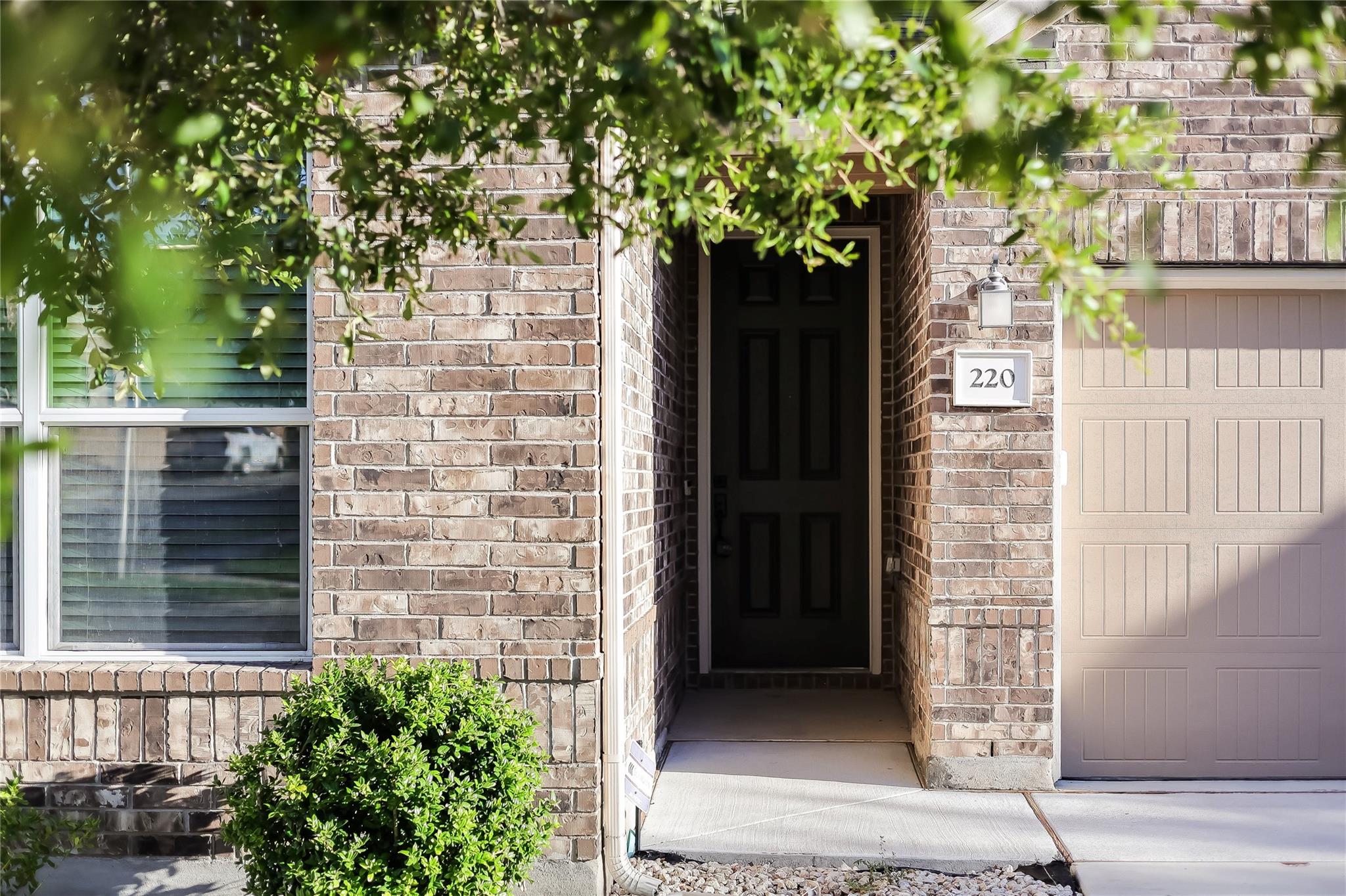 220 Rocroi Dr Property Photo 4