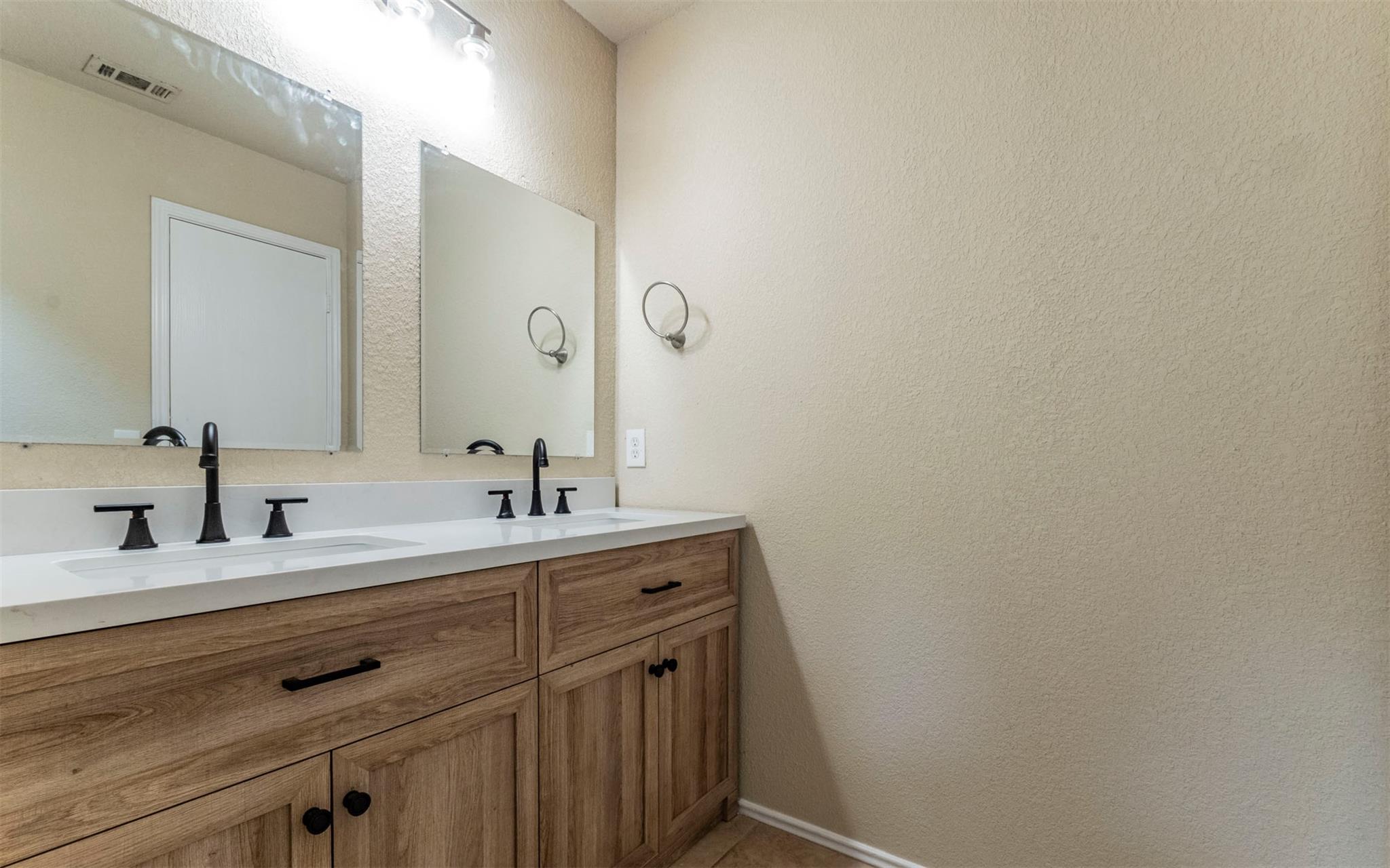 7106 Thannas Way Property Photo 16
