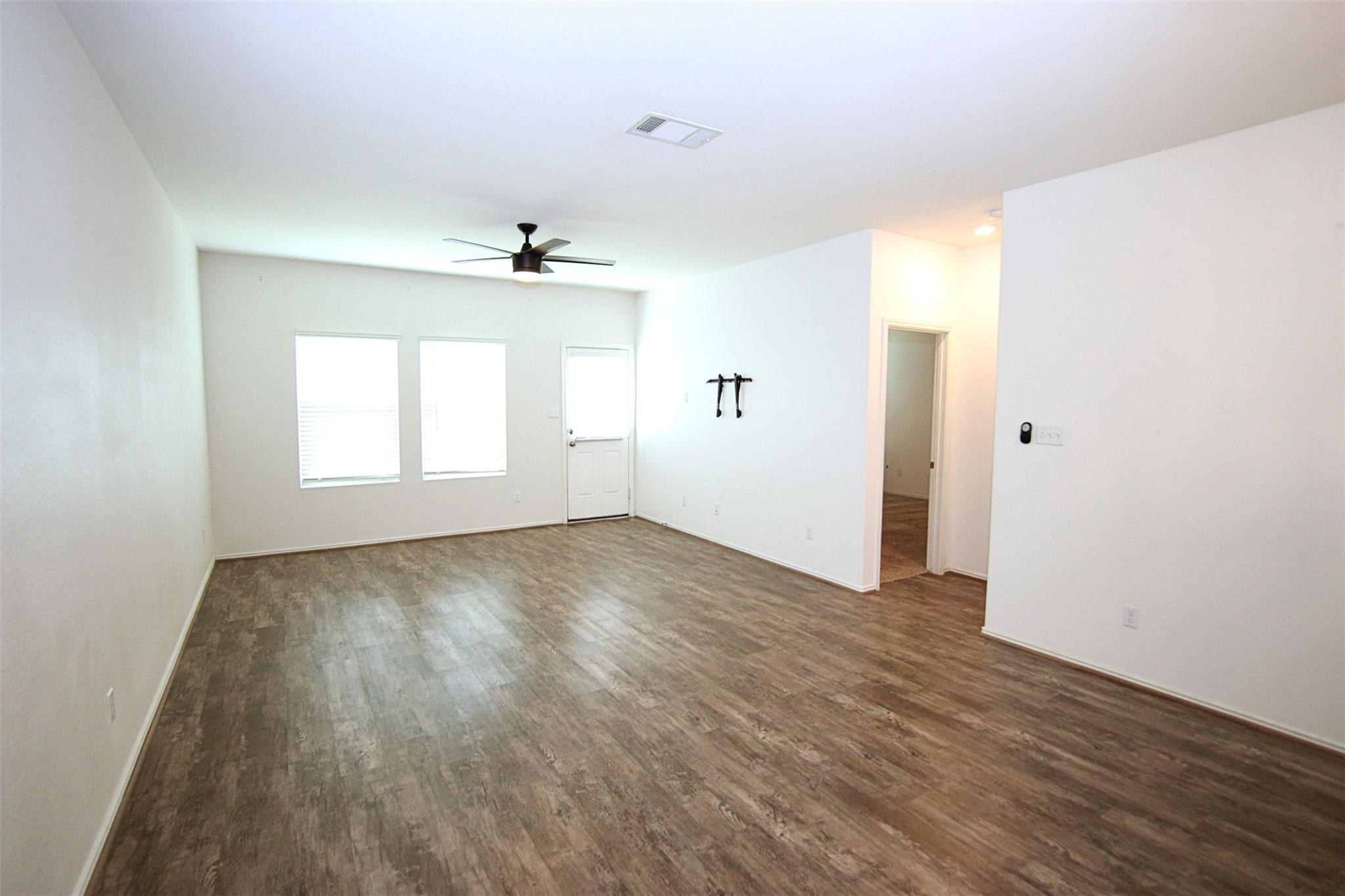 299 Emerald Green Trl Property Photo 6