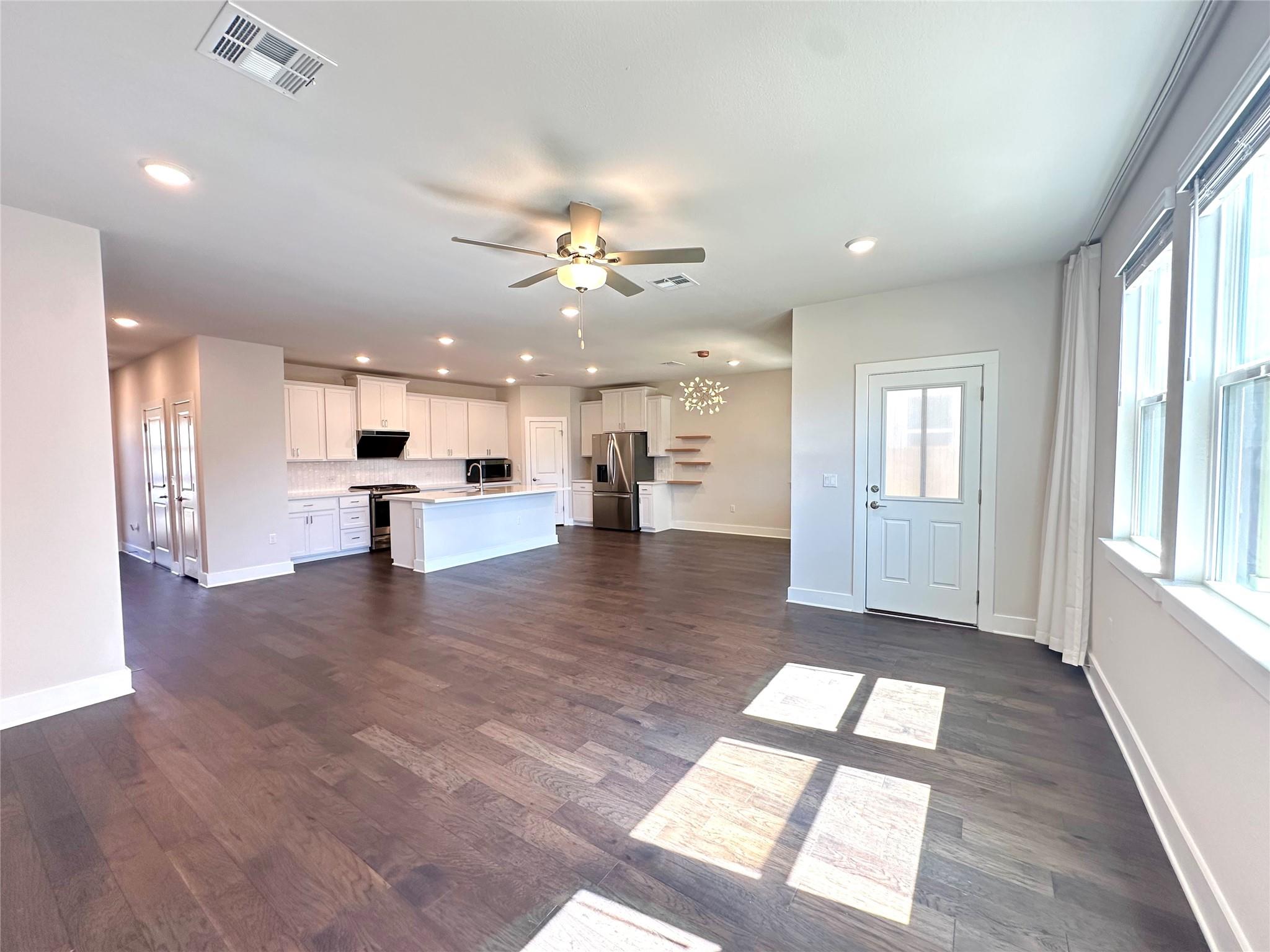 15701 Ellinger Dr Property Photo 3
