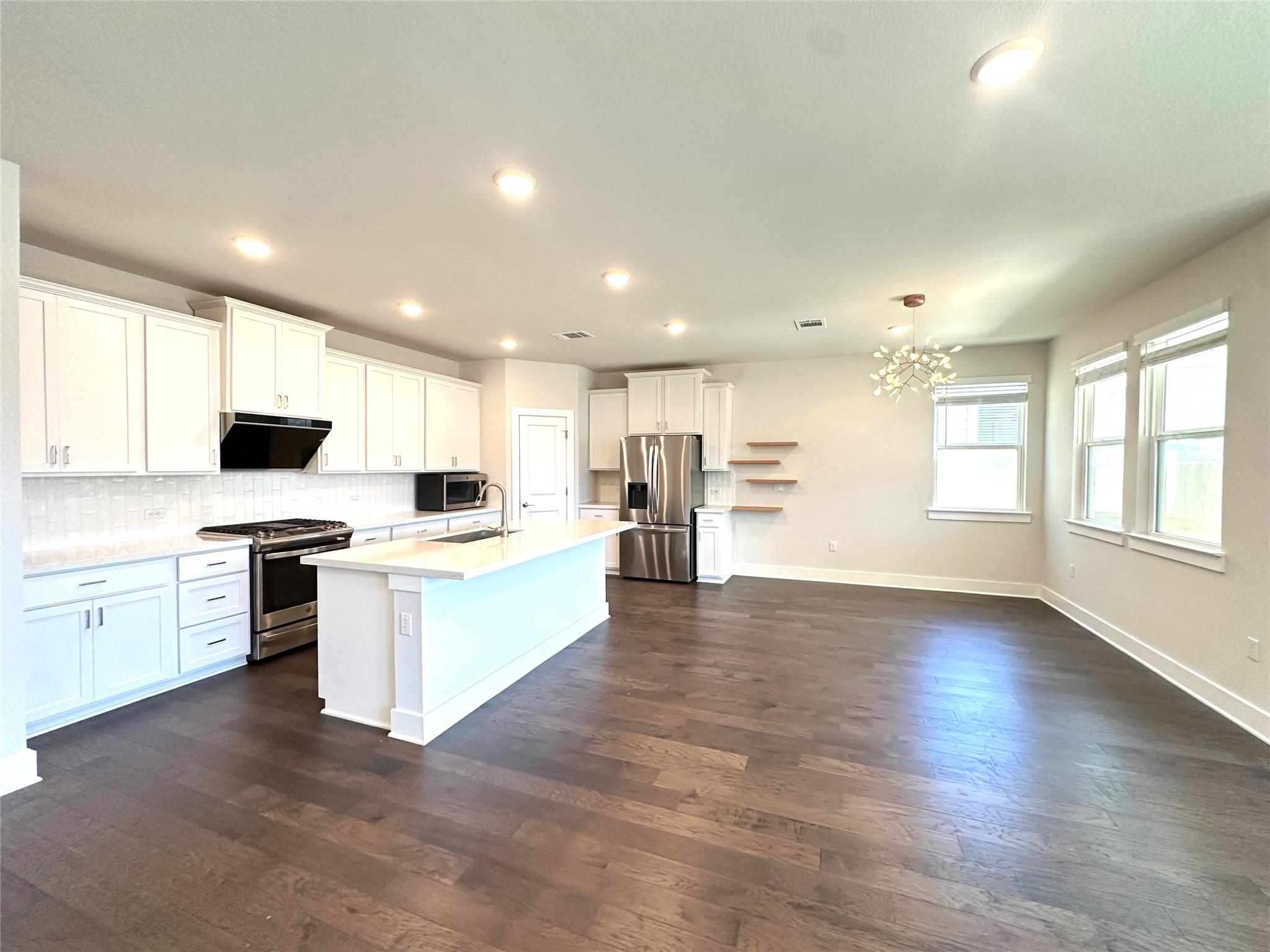15701 Ellinger Dr Property Photo 4