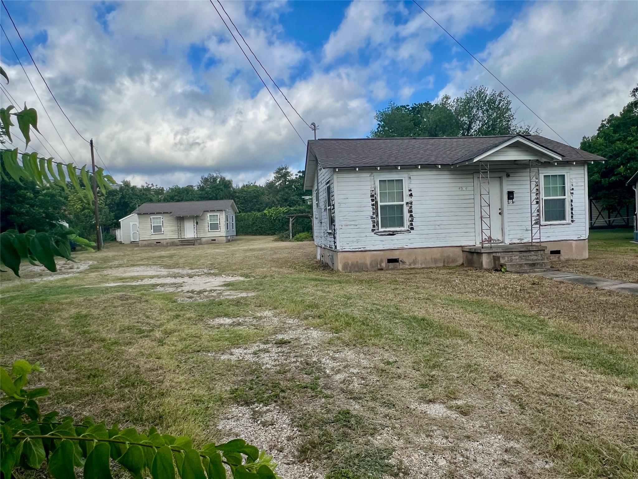 4904 Lynndale Dr Property Photo 2