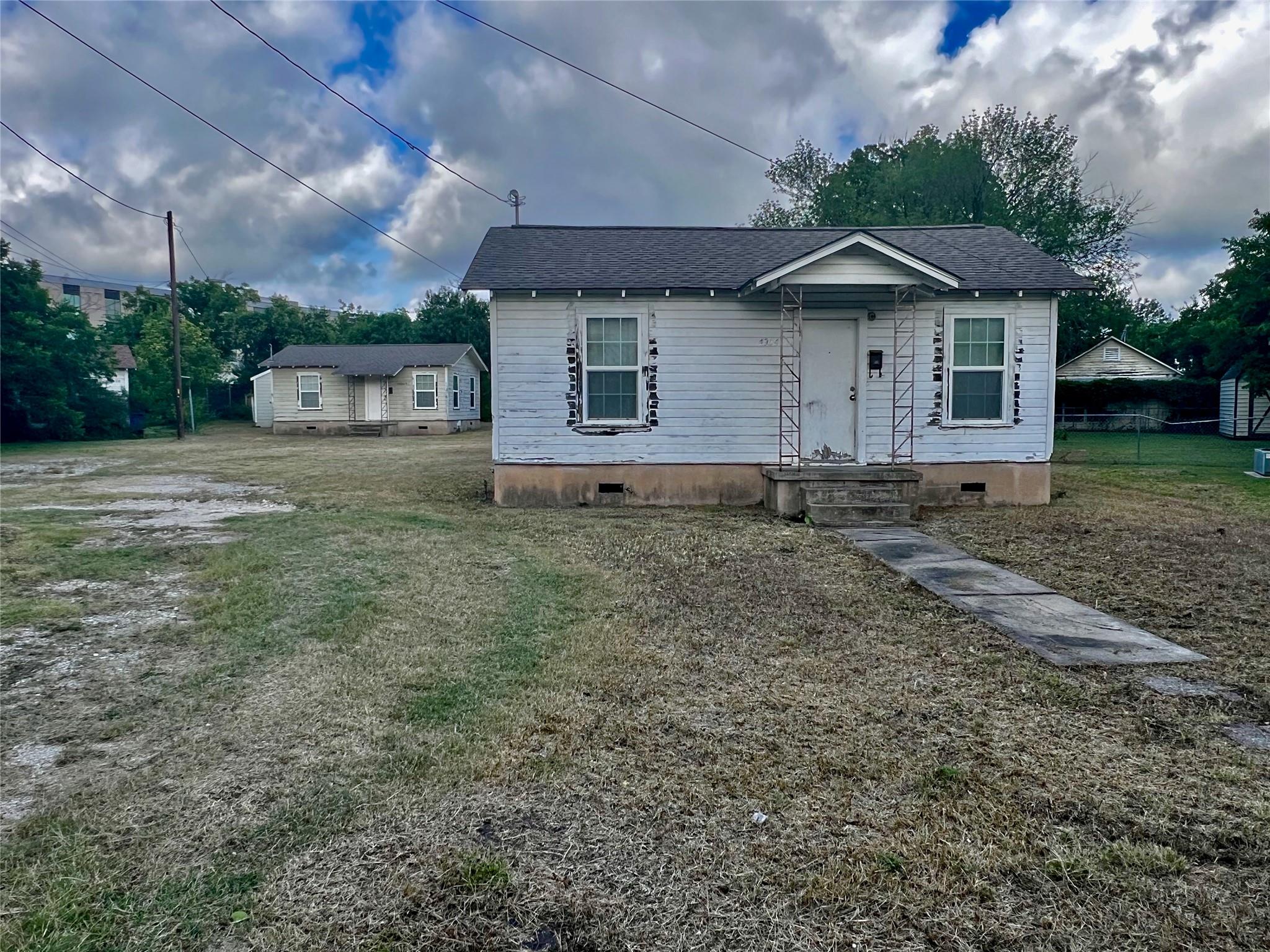 4904 Lynndale Dr Property Photo 3