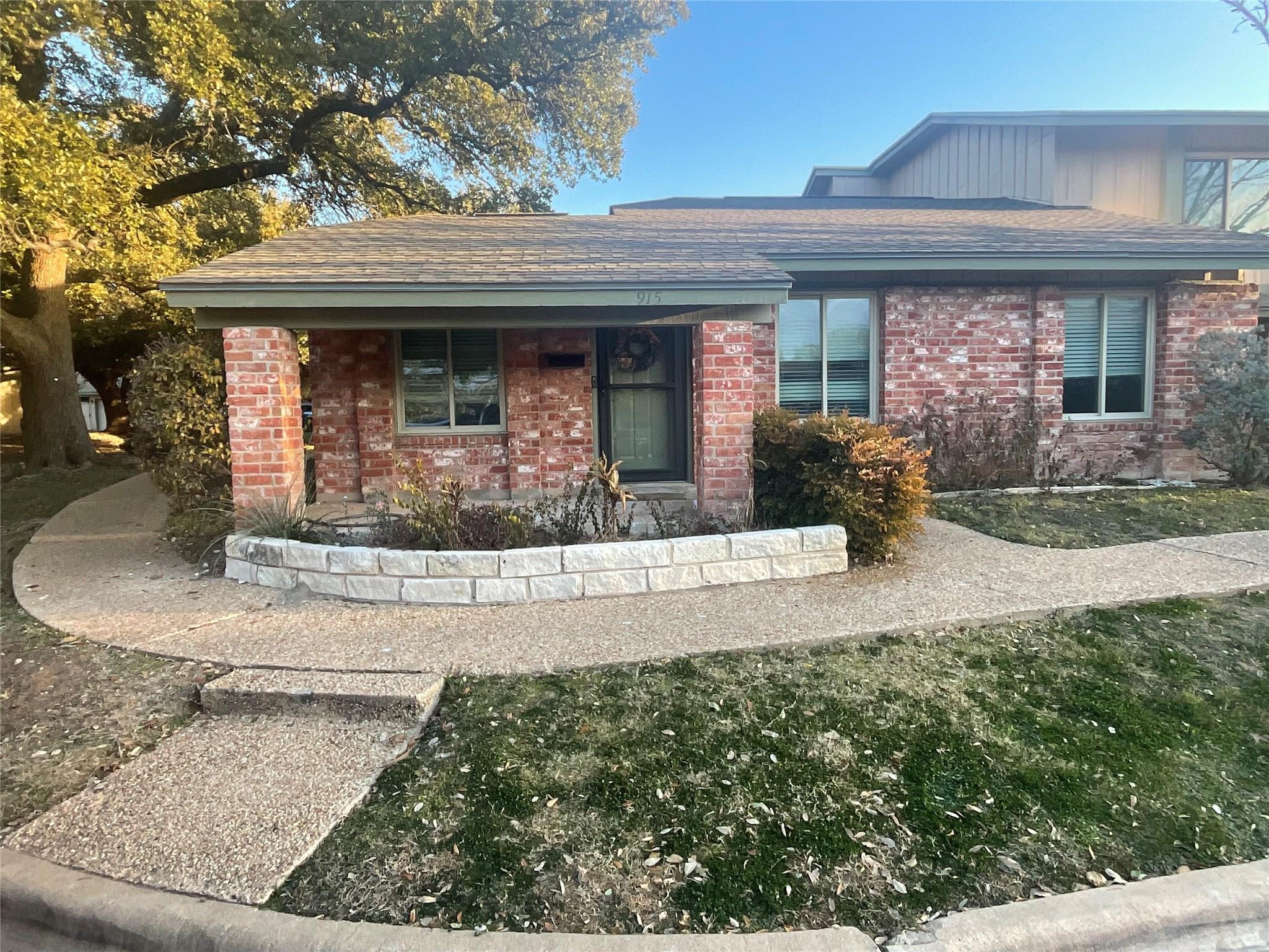 915 E Village Ln Property Photo