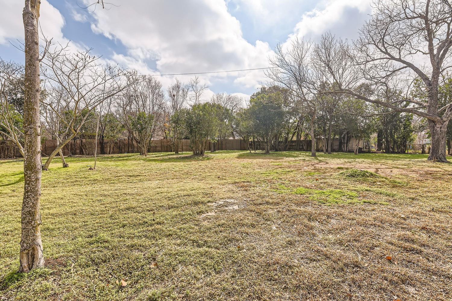401 Oak Plz Property Photo 2