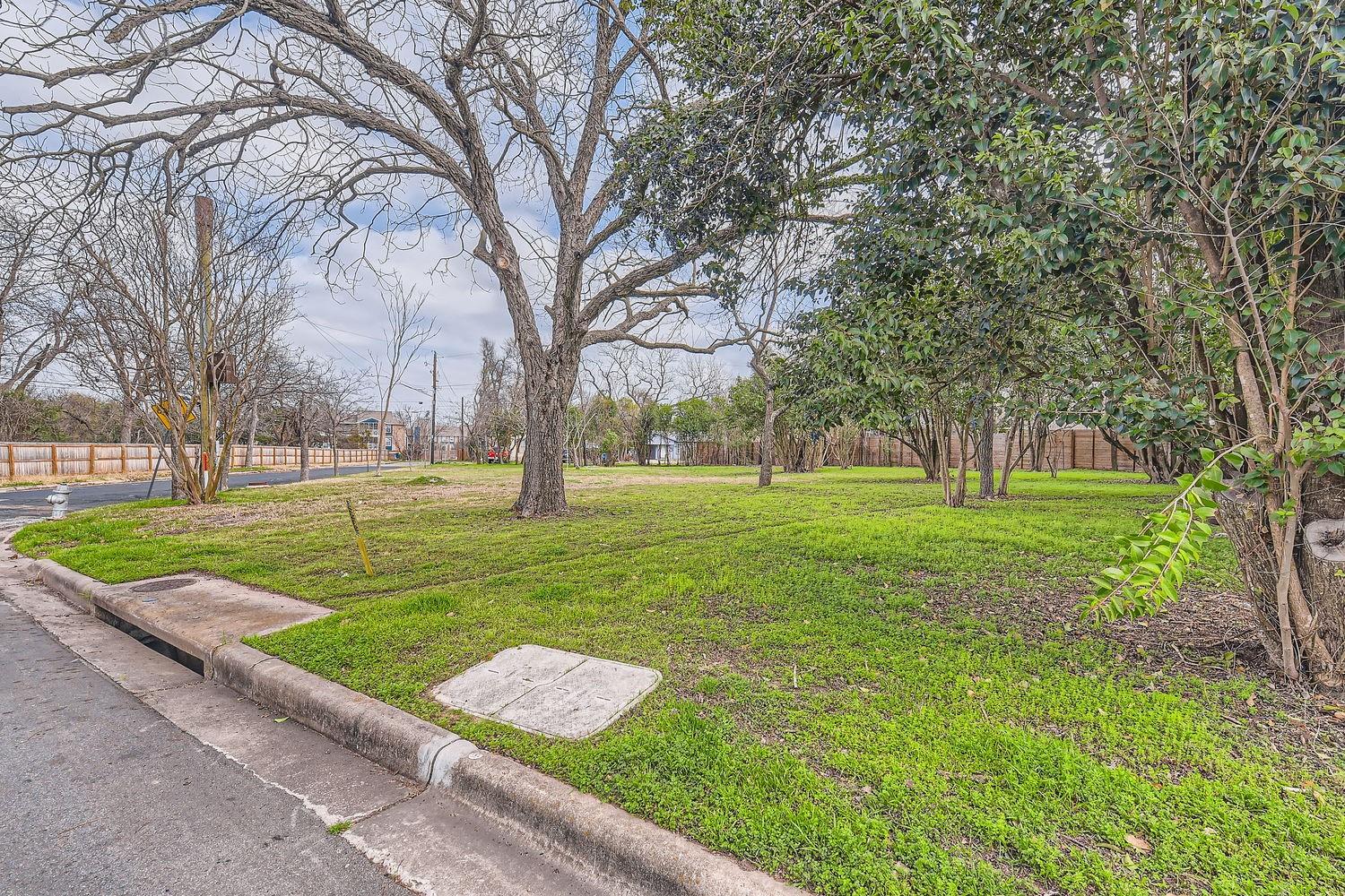 401 Oak Plz Property Photo 3