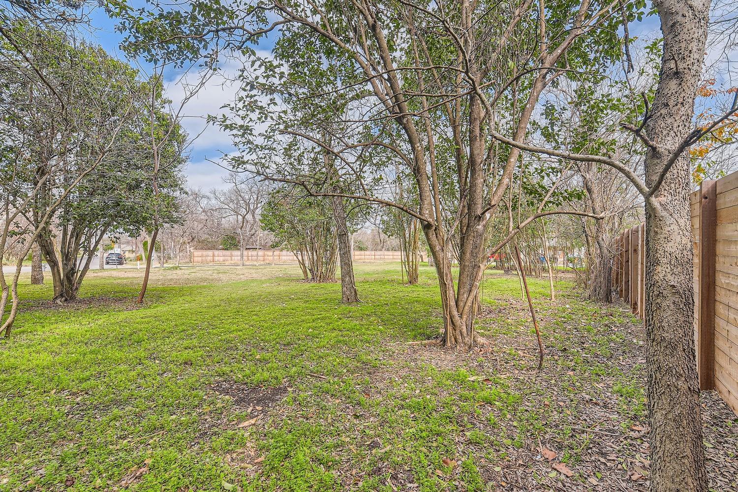 401 Oak Plz Property Photo 4