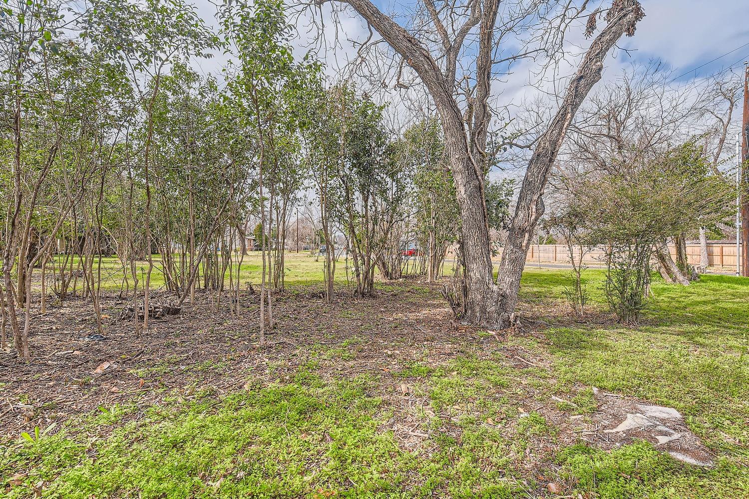 401 Oak Plz Property Photo 8