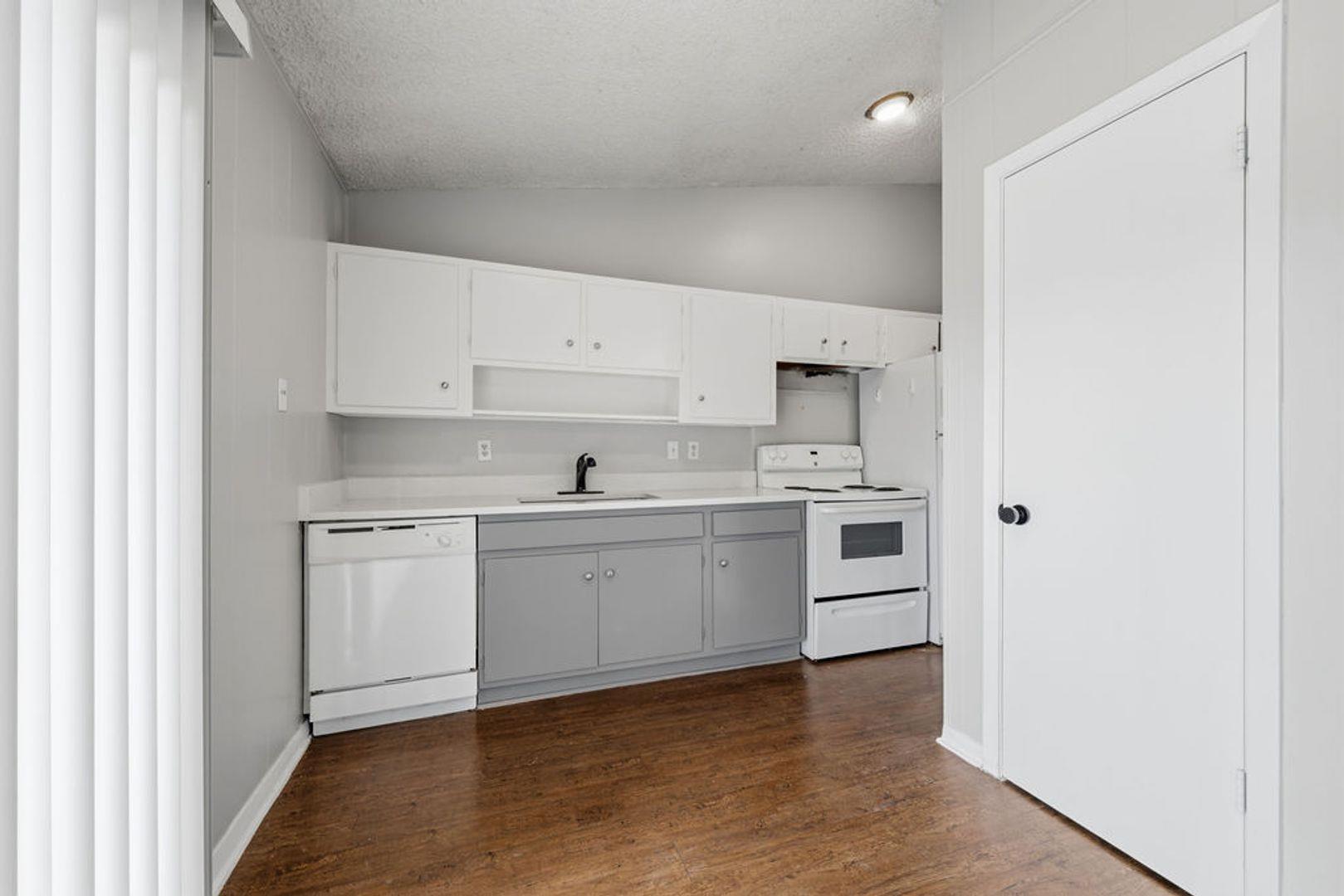 620 W 51st St #202 Property Photo 3