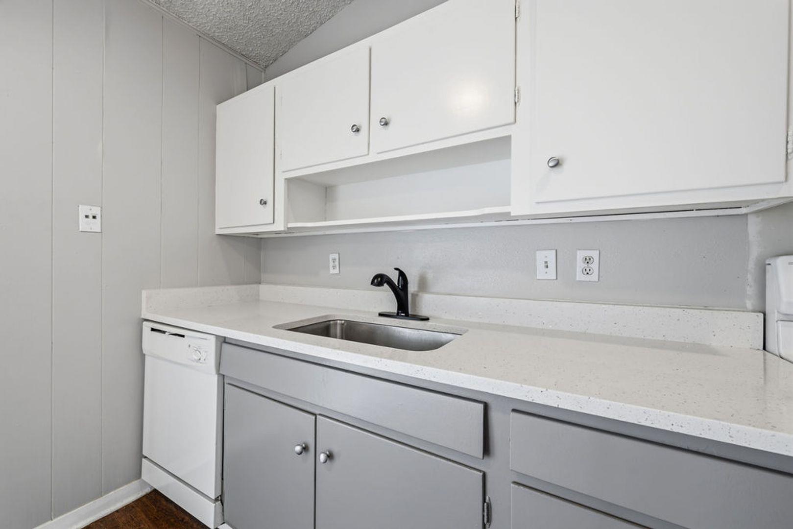 620 W 51st St #202 Property Photo 4