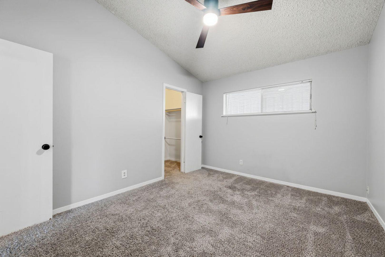 620 W 51st St #202 Property Photo 5