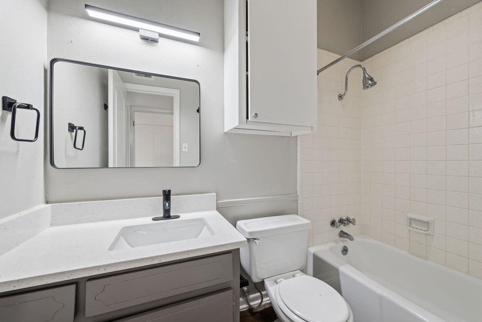 620 W 51st St #202 Property Photo 7