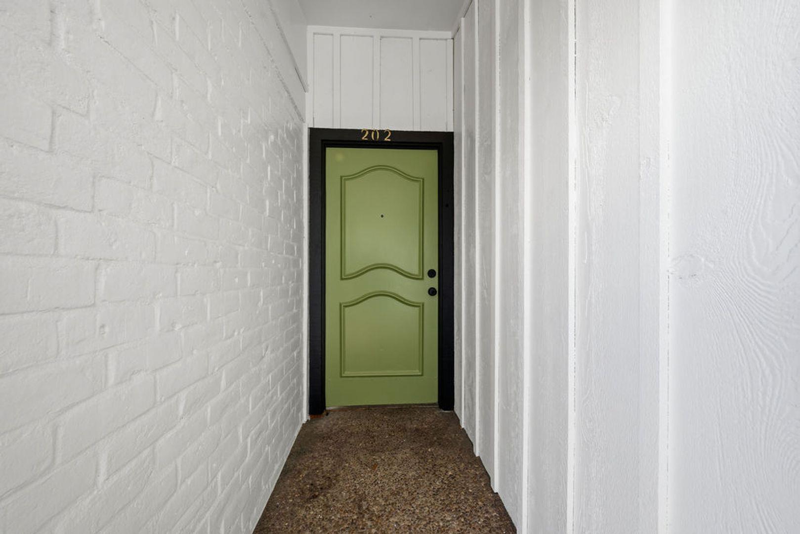 620 W 51st St #202 Property Photo 9