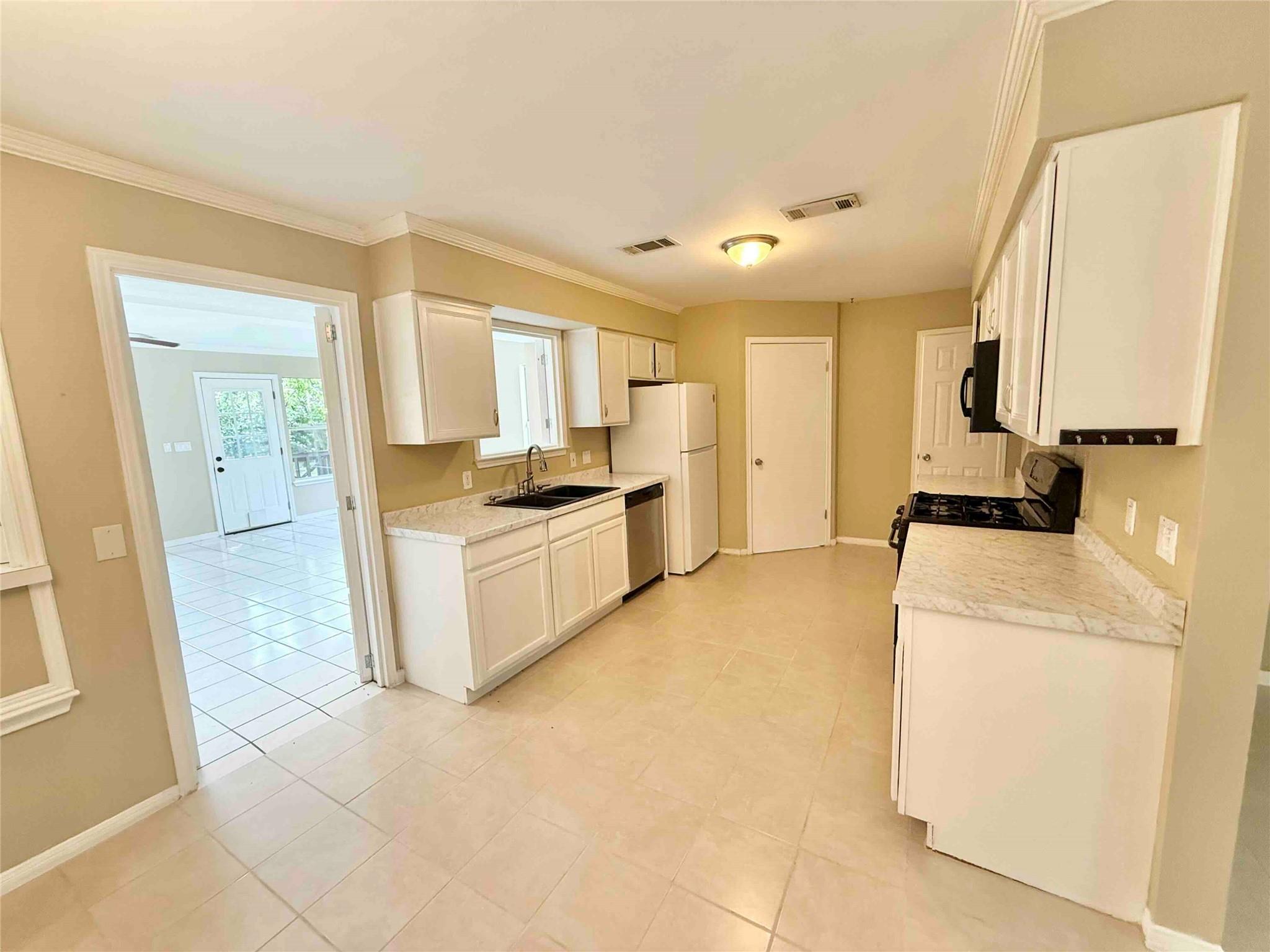 502 Dewberry Dr Property Photo 6