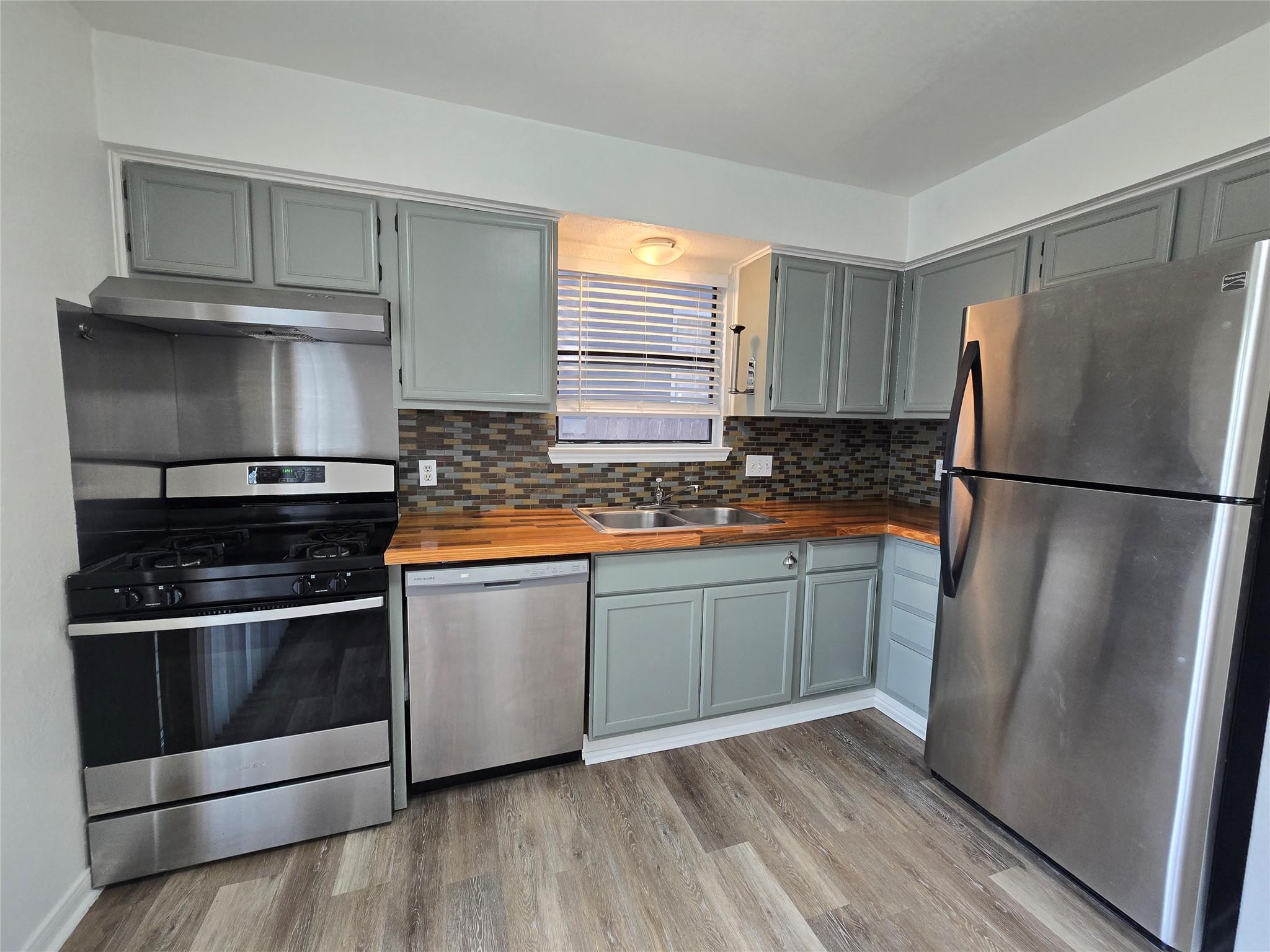 2003 Kenneth Ave #b Property Photo 3