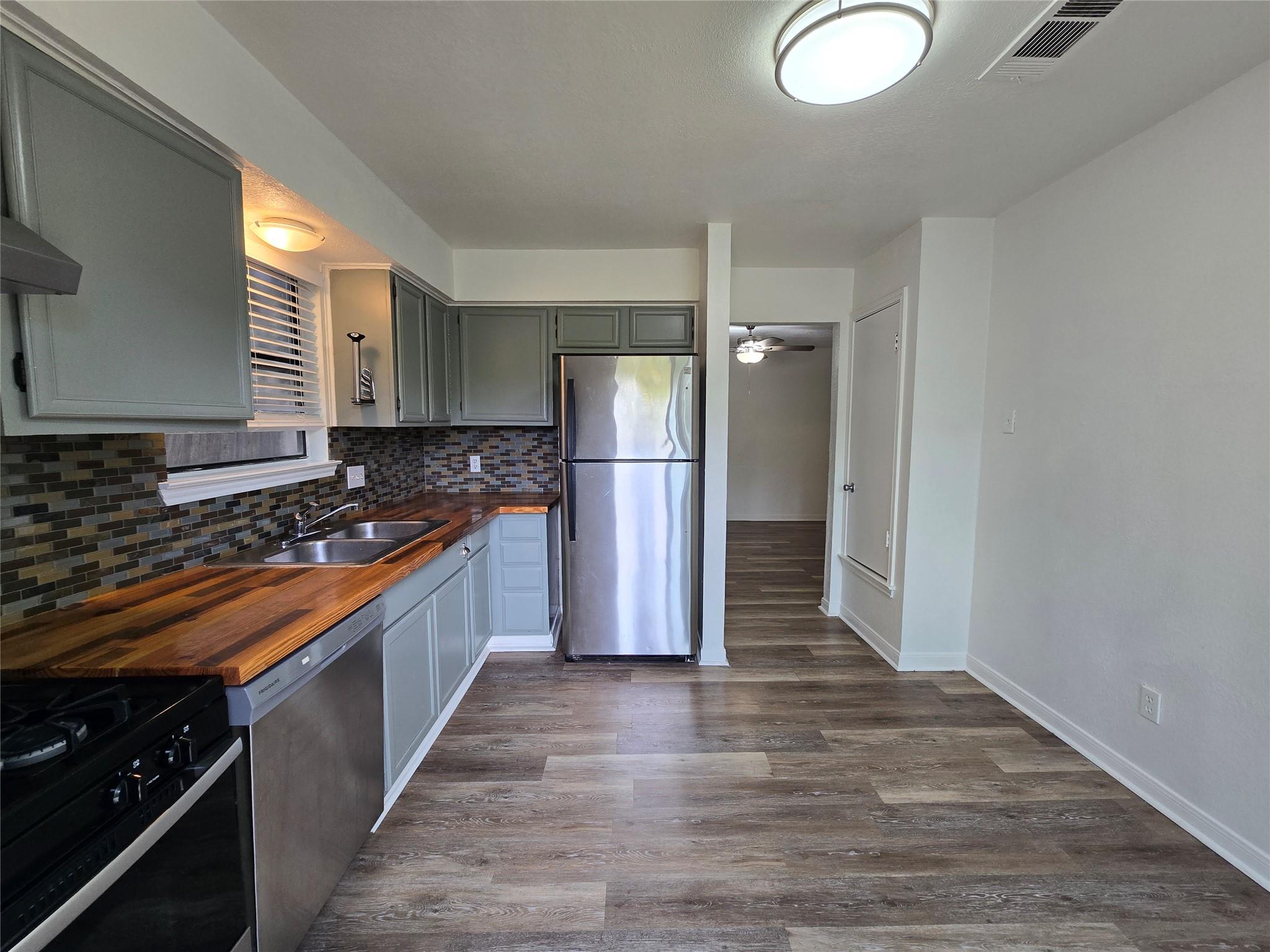 2003 Kenneth Ave #b Property Photo 4