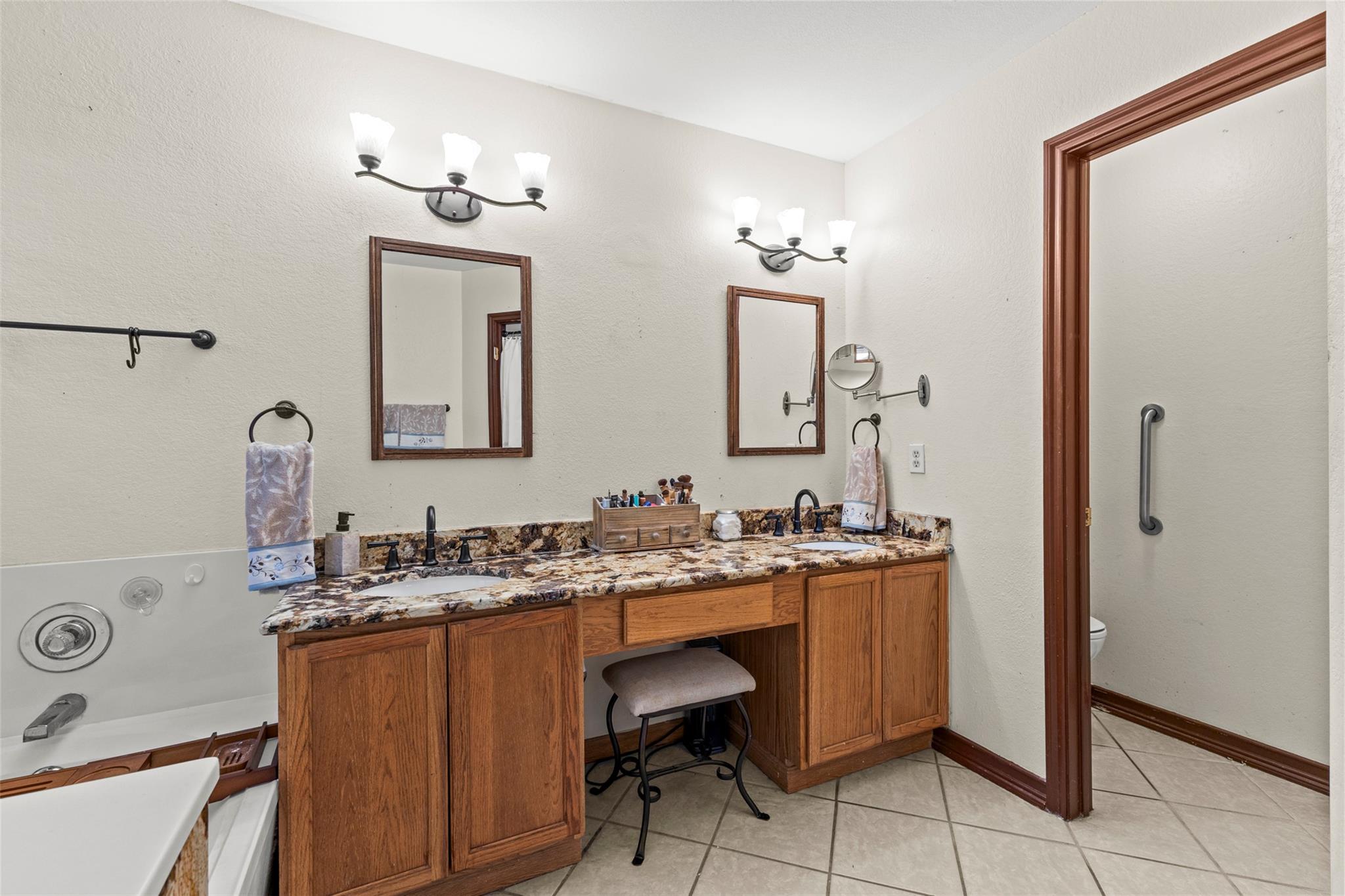 7513 Vol Walker Dr Property Photo 17