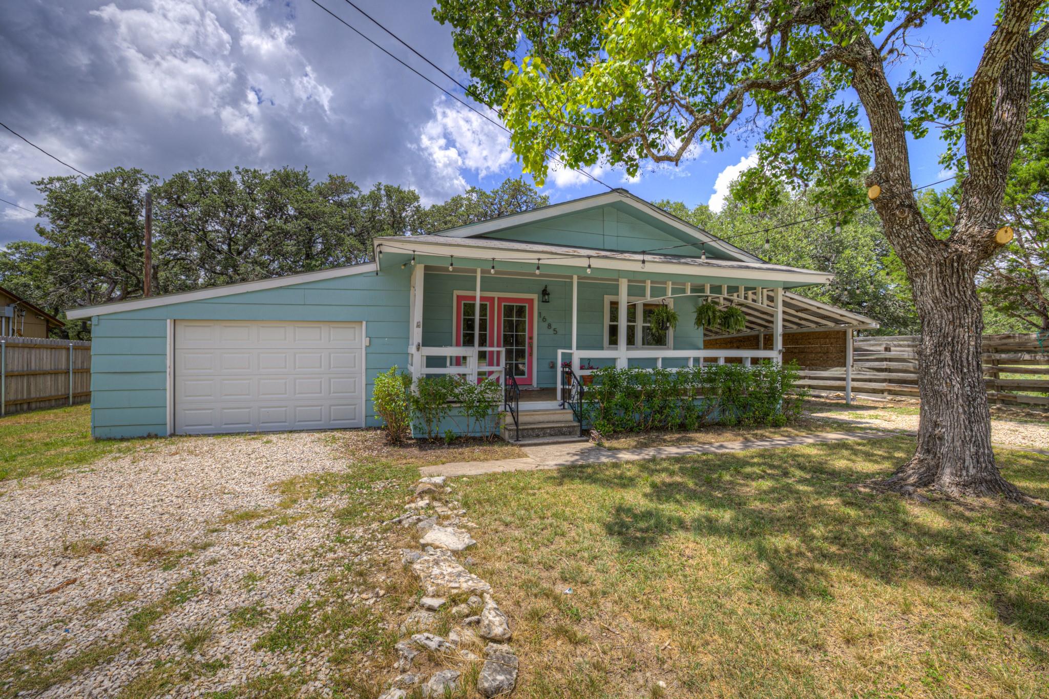 1685 LAKEVIEW Dr Property Photo 1