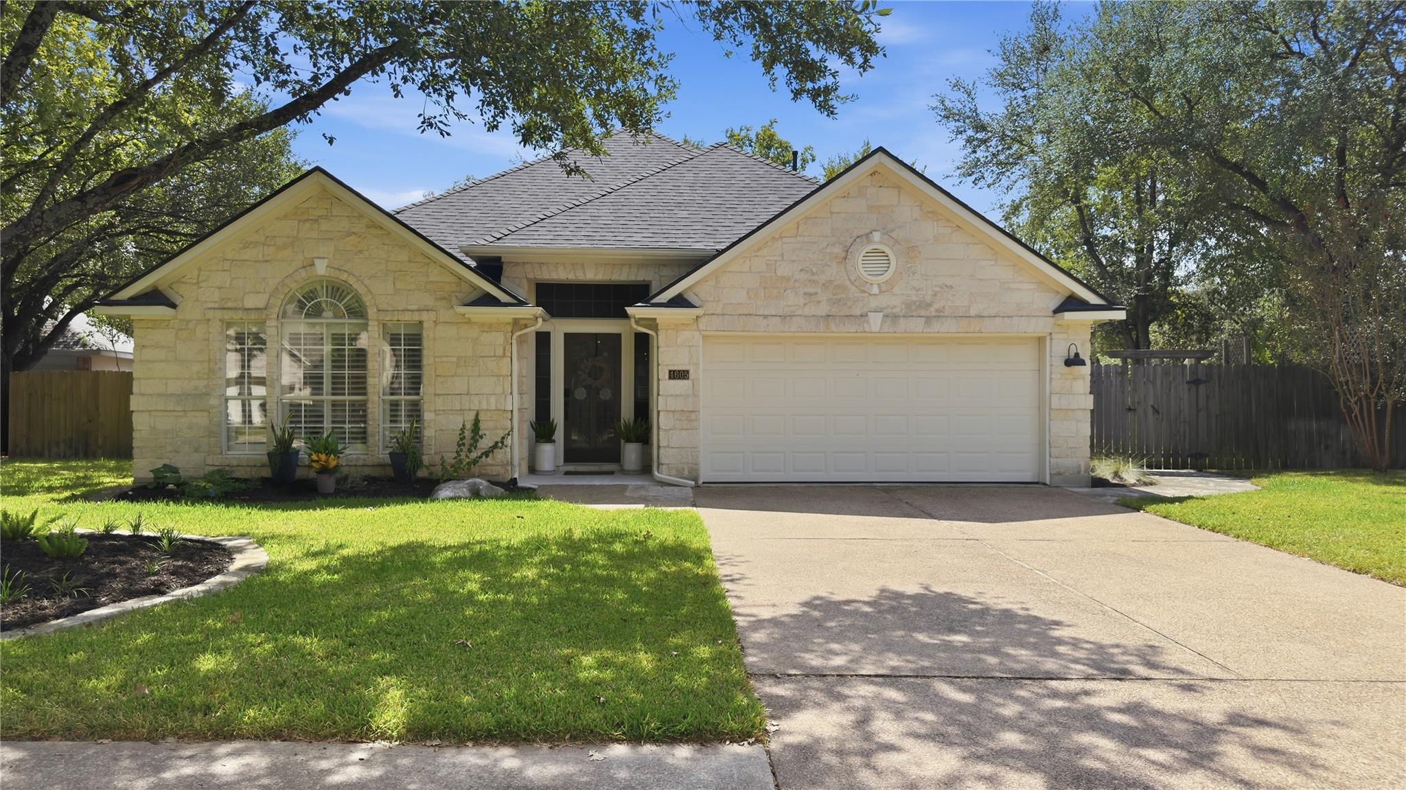 4605 Eagle Feather Dr Property Photo 2