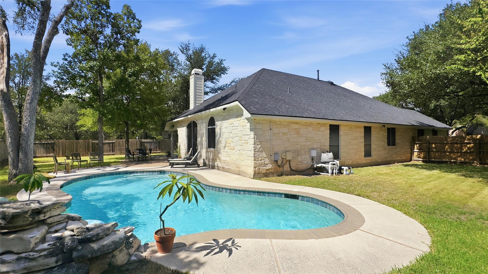 4605 Eagle Feather Dr Property Photo 3