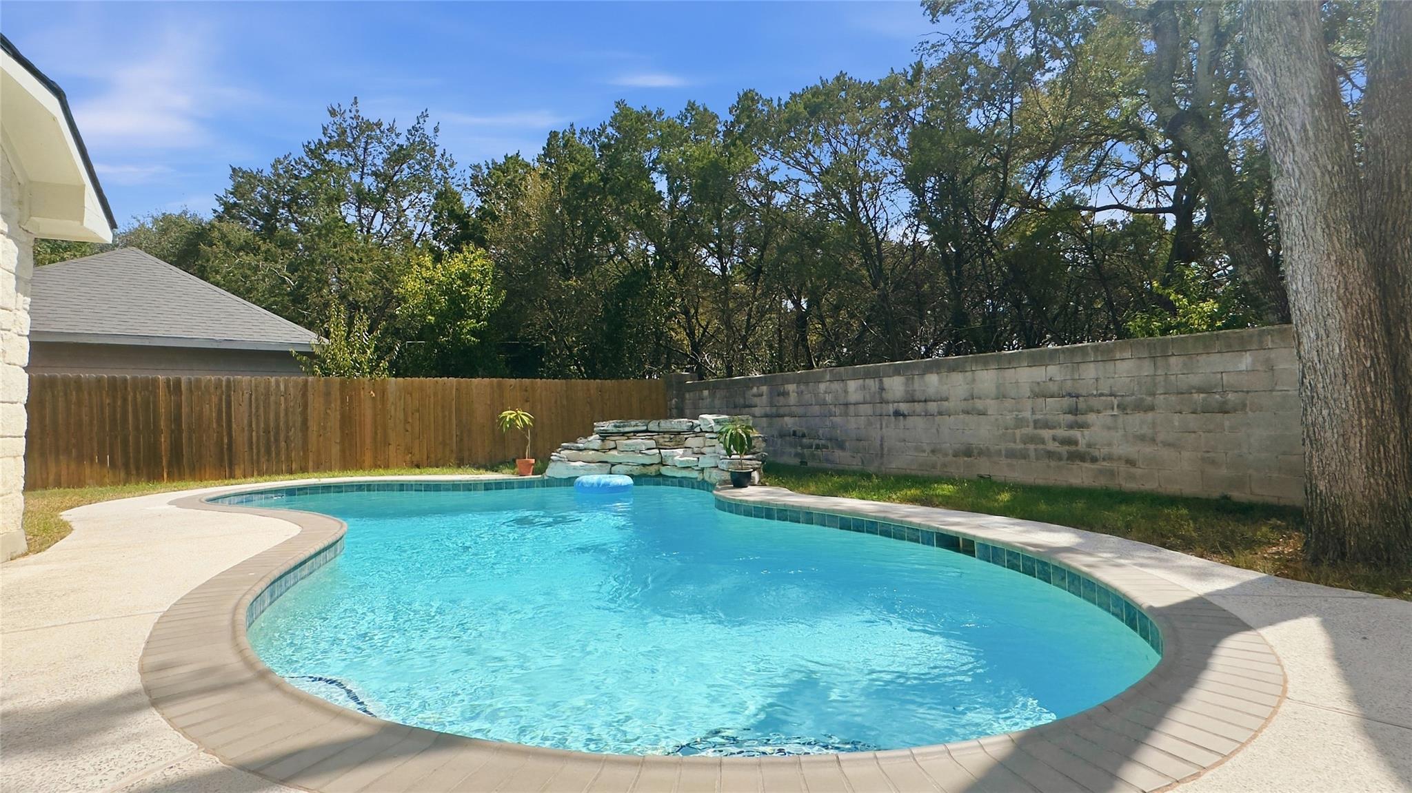 4605 Eagle Feather Dr Property Photo 9