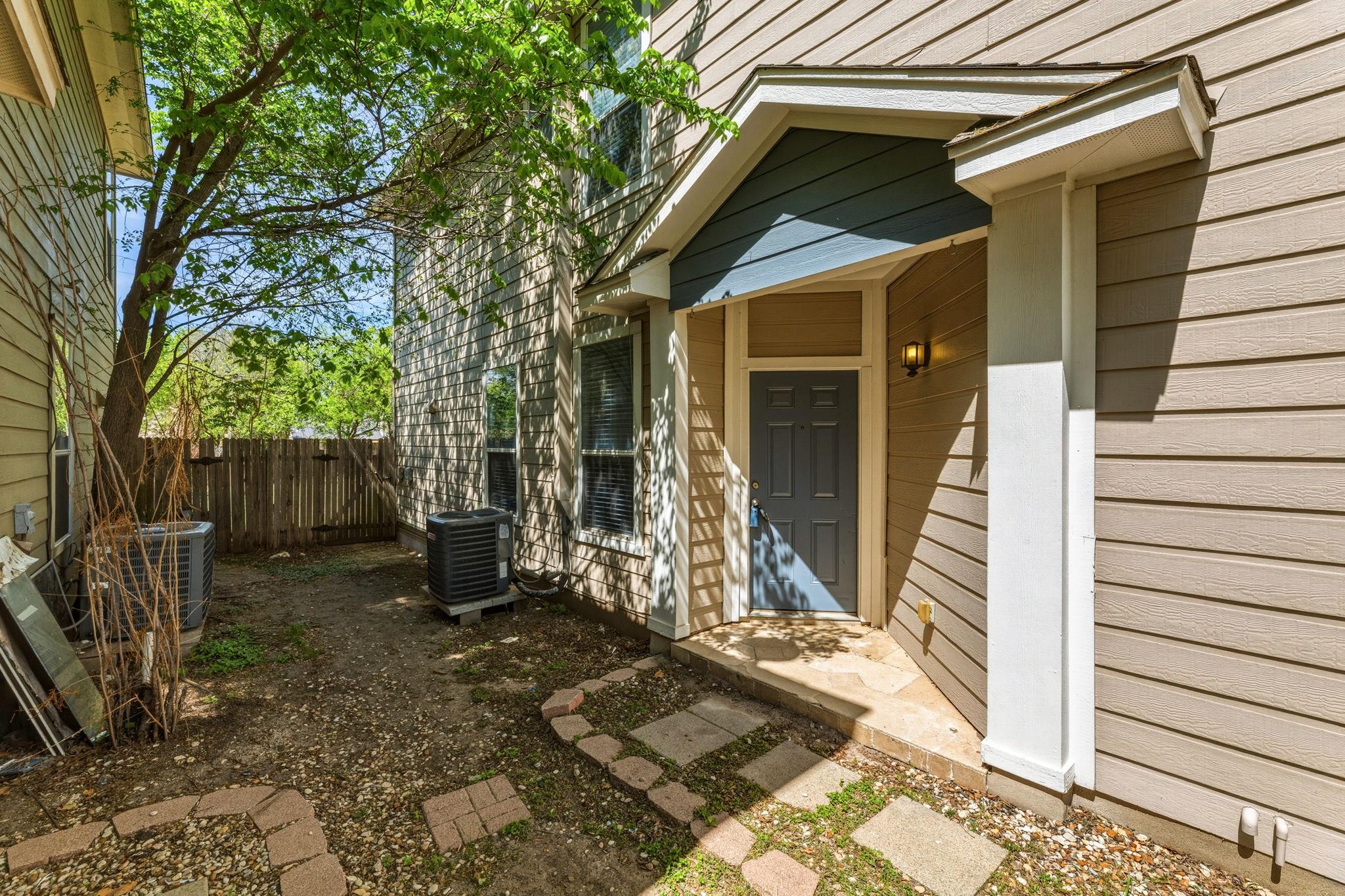 10608 Plains Trl #b Property Photo 6