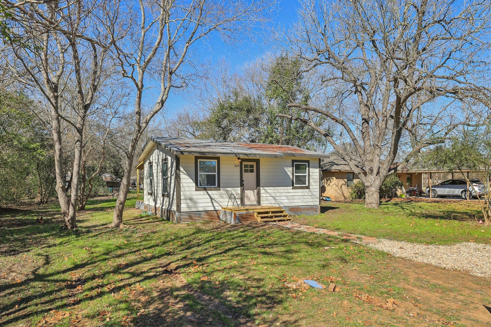 304 Harris St Property Photo 6