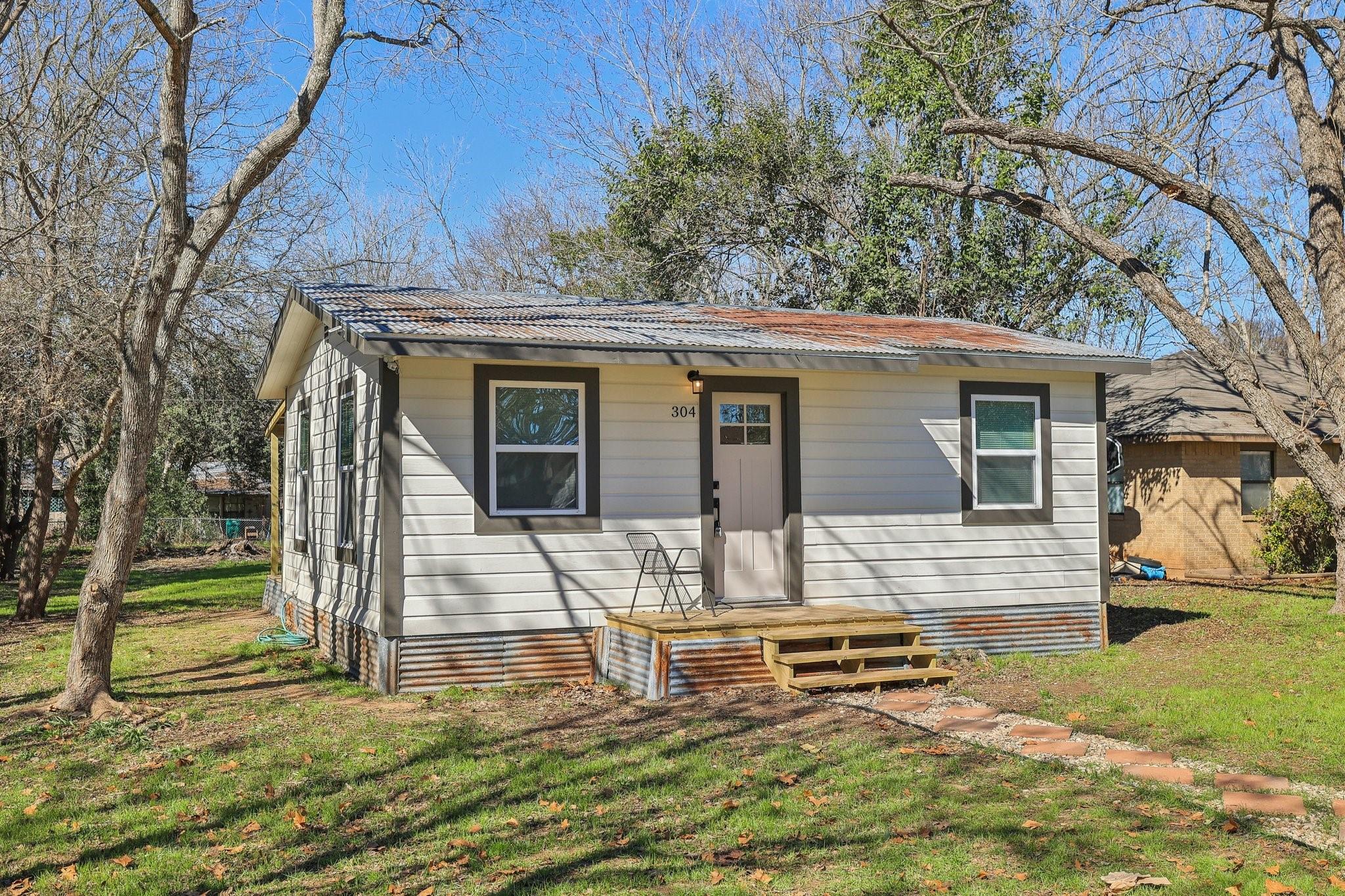 304 Harris St Property Photo 7