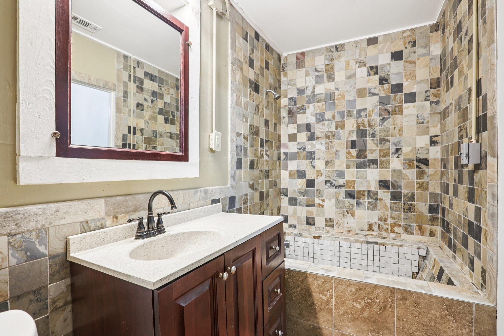 1801 Candee St Property Photo 6