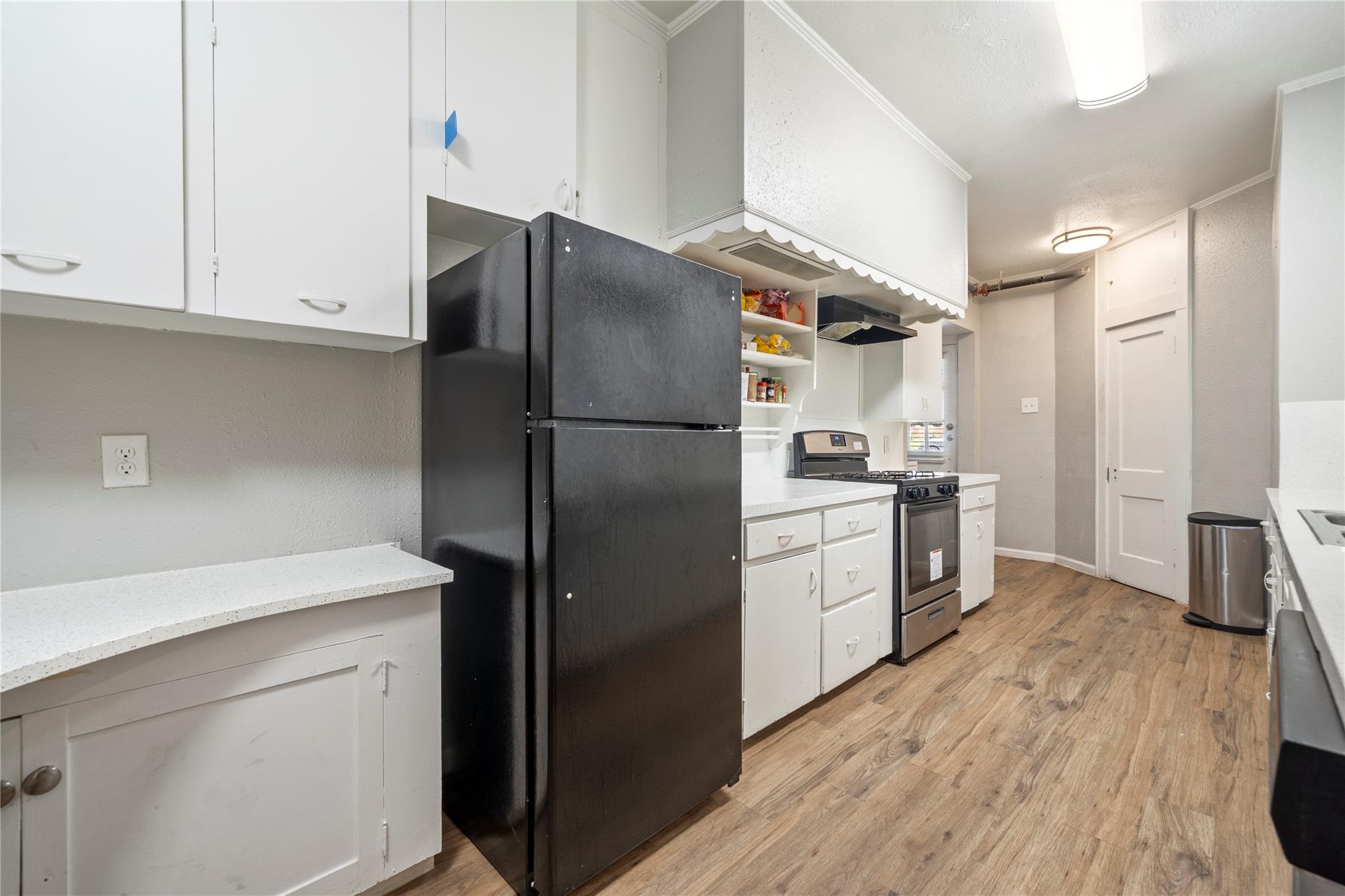 201 W 31st St #b Property Photo 2