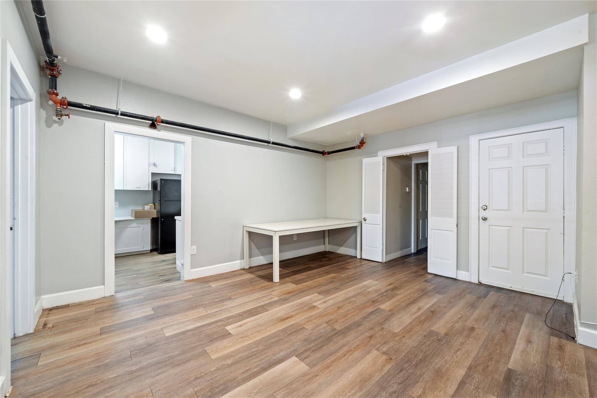 201 W 31st St #b Property Photo 4