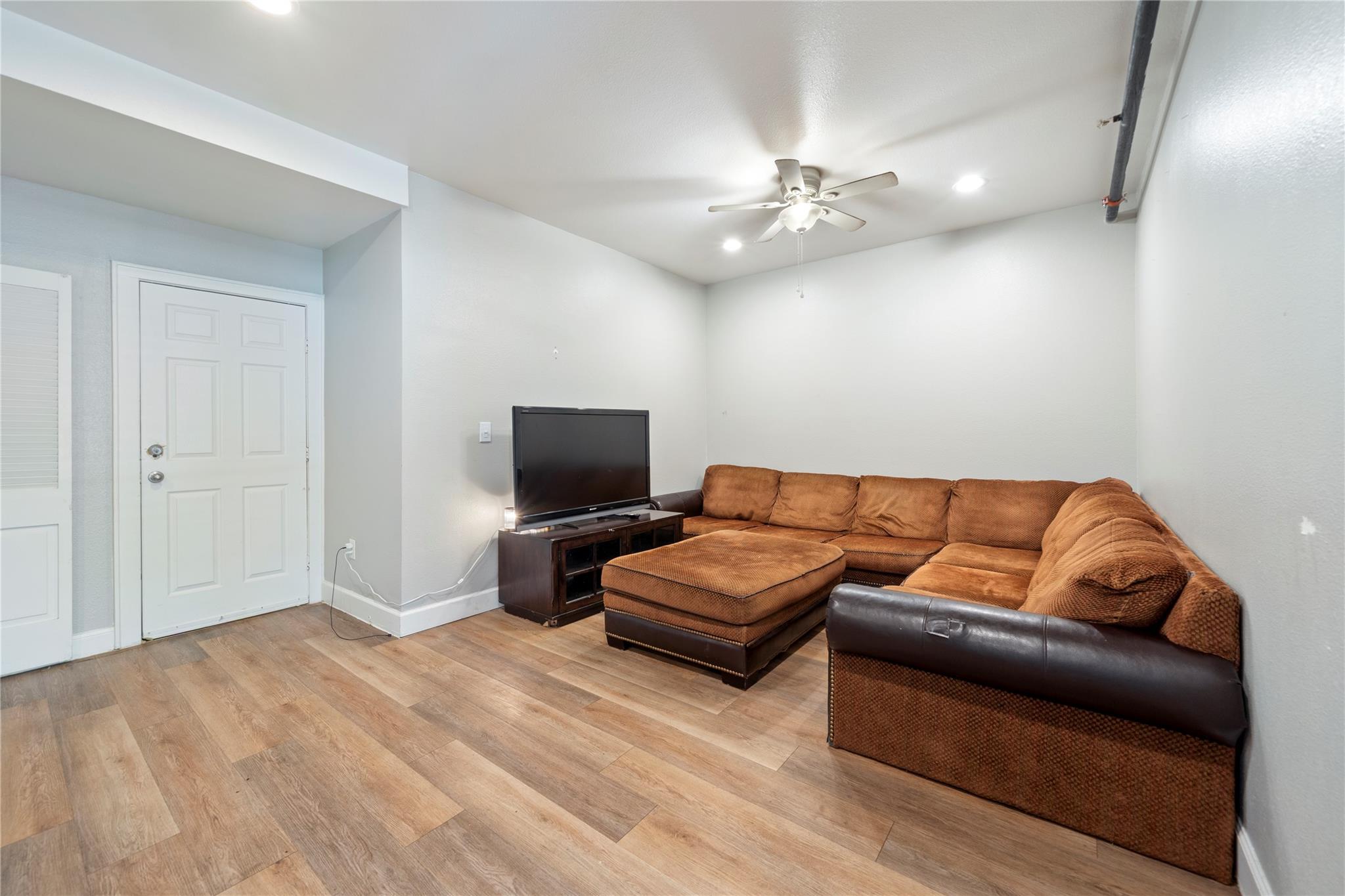 201 W 31st St #b Property Photo 6