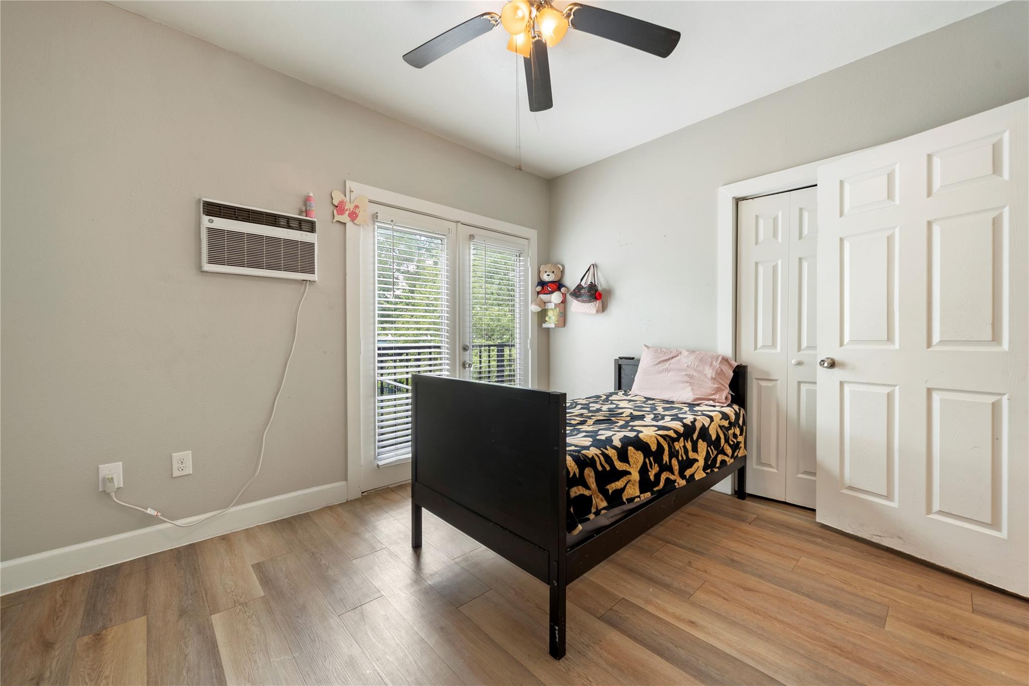 201 W 31st St #b Property Photo 9