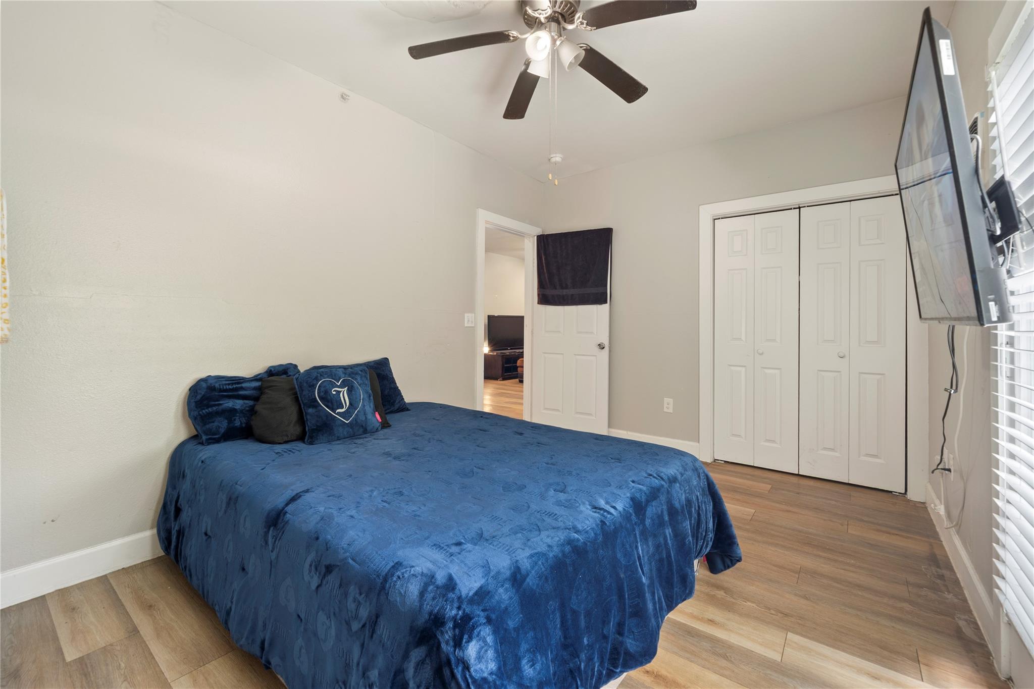 201 W 31st St #b Property Photo 14