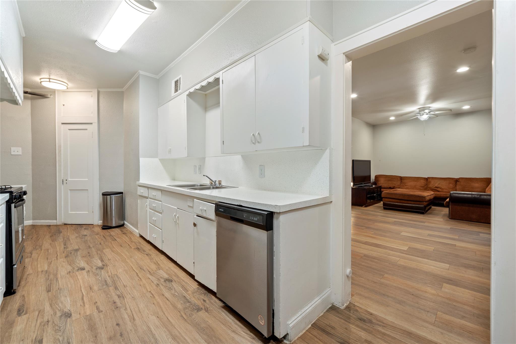 201 W 31st St #b Property Photo 16