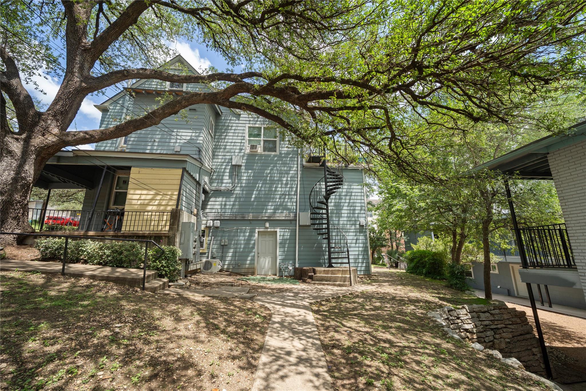 201 W 31st St #b Property Photo 25