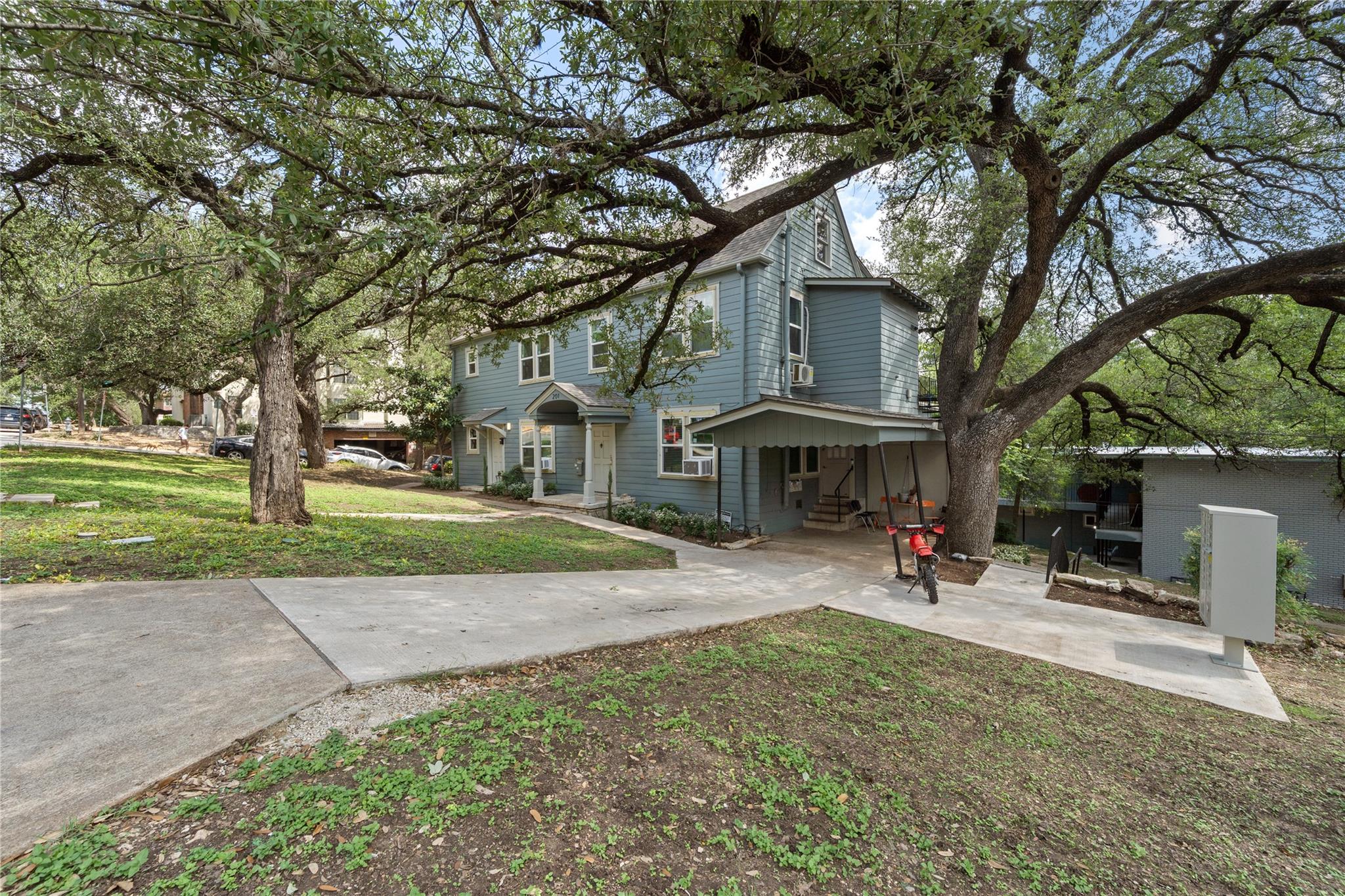 201 W 31st St #b Property Photo 27