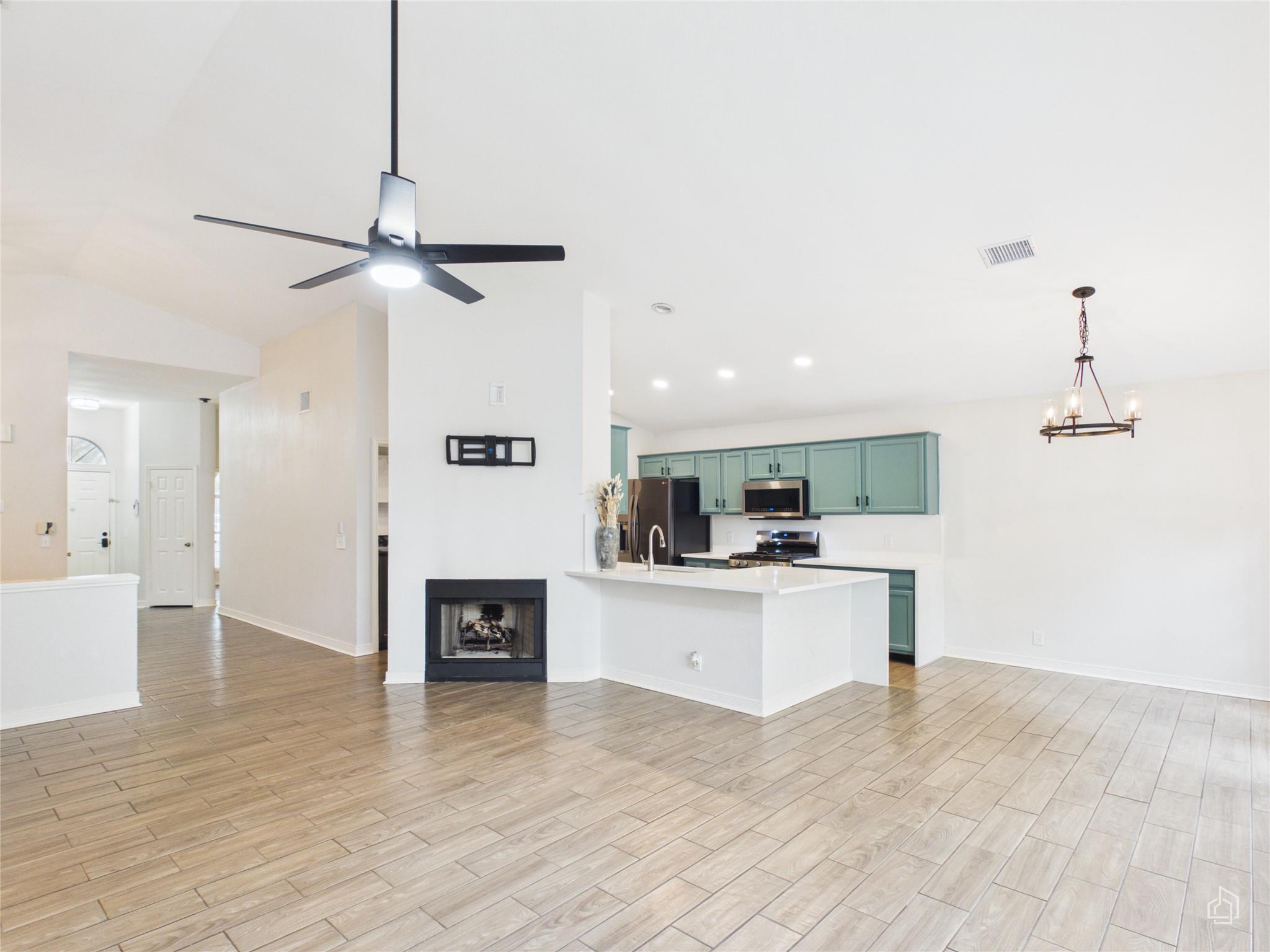 7400 Crepe Myrtle Dr Property Photo 4