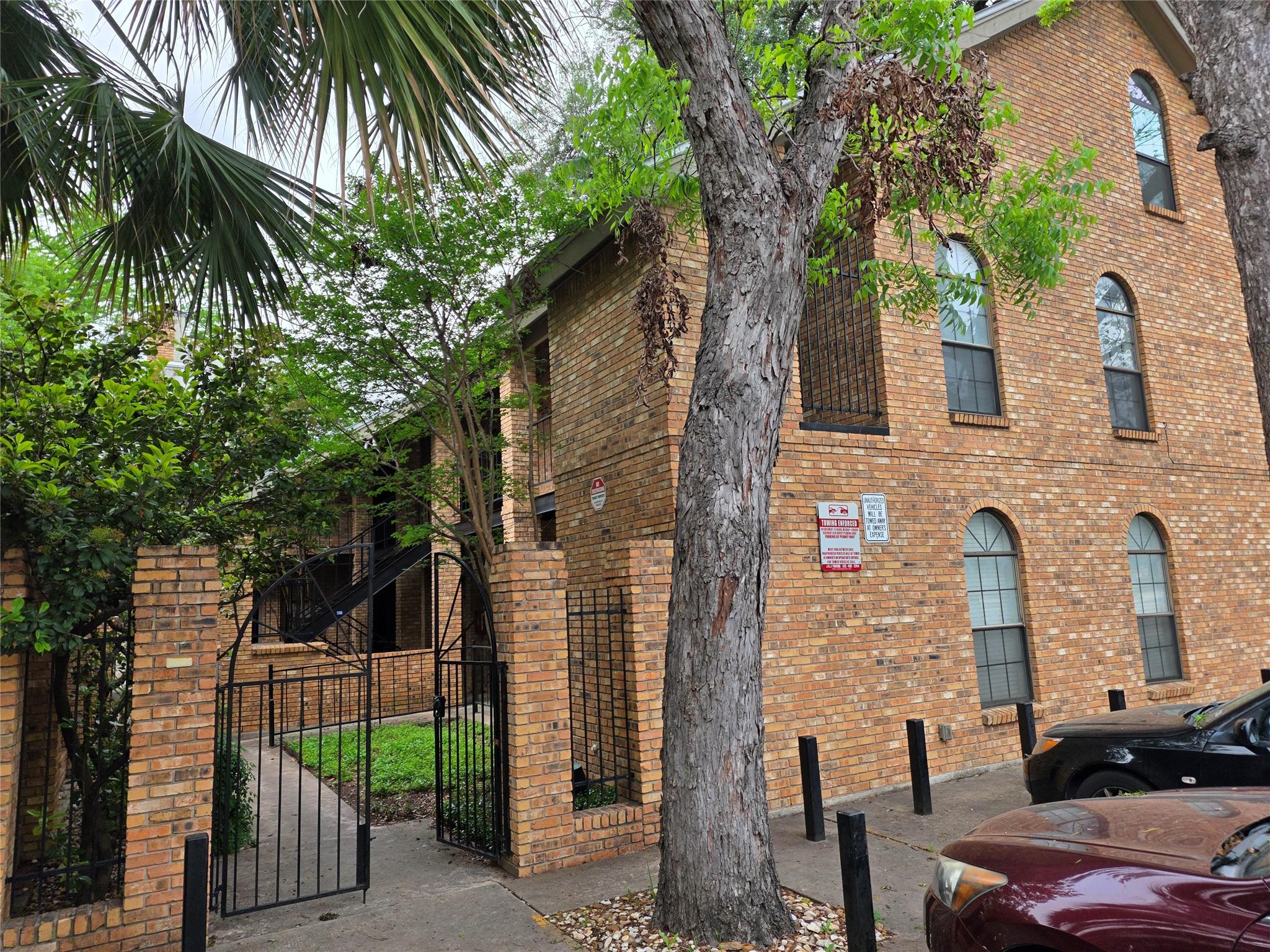 505 W 18th St #I Property Photo 1