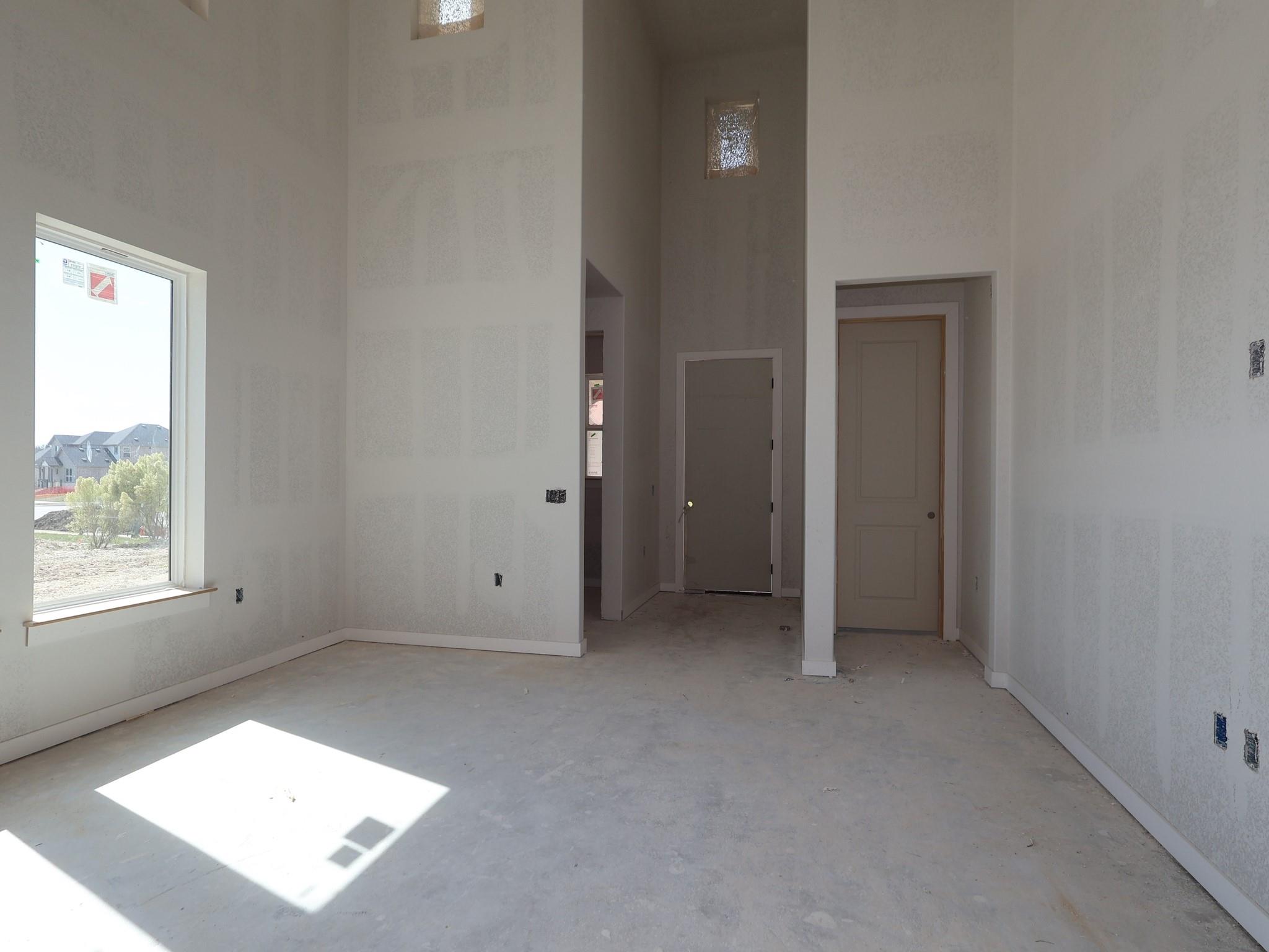 698 Clarissa St Property Photo 5