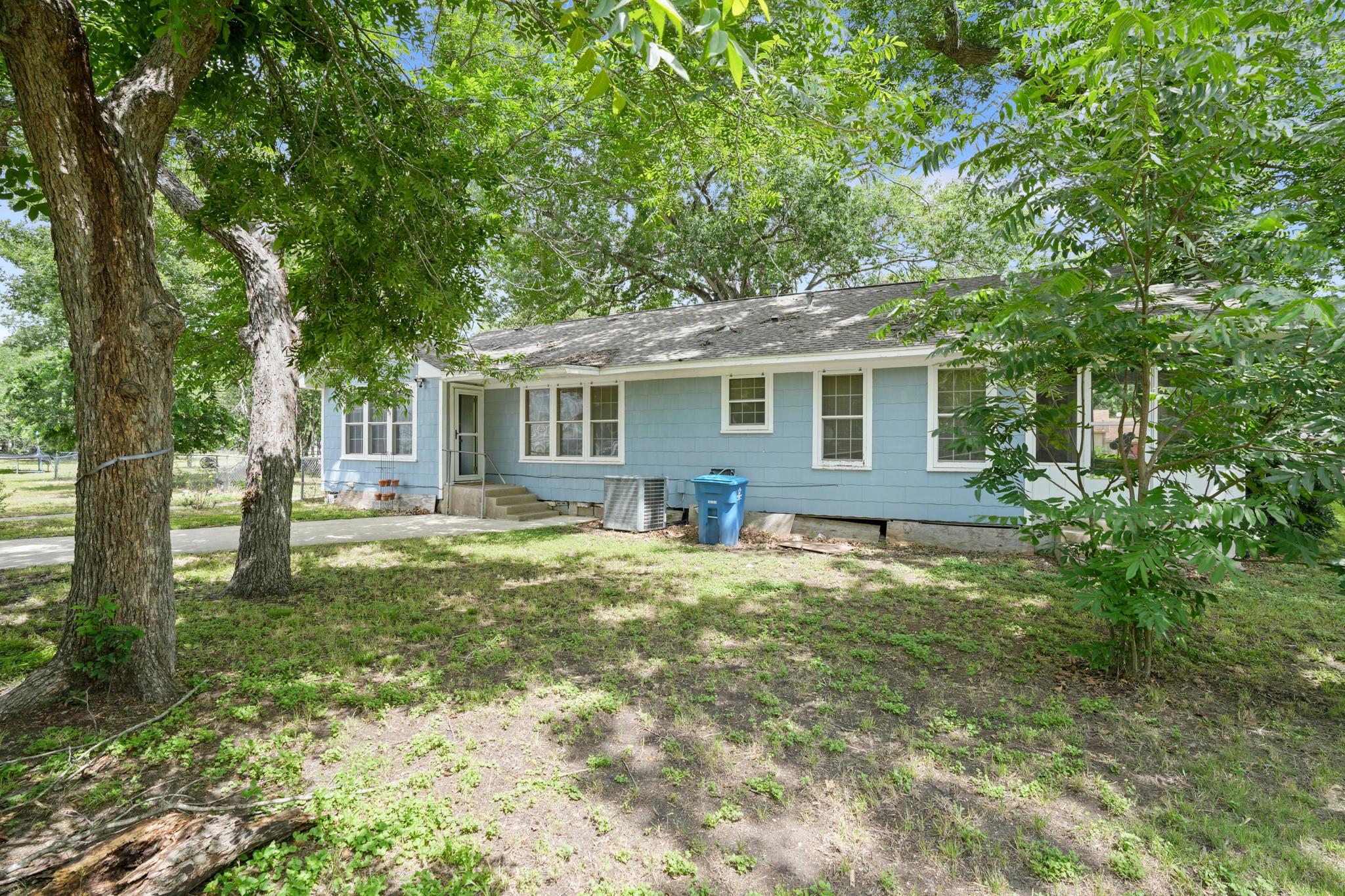1320 W San Antonio St Property Photo 10