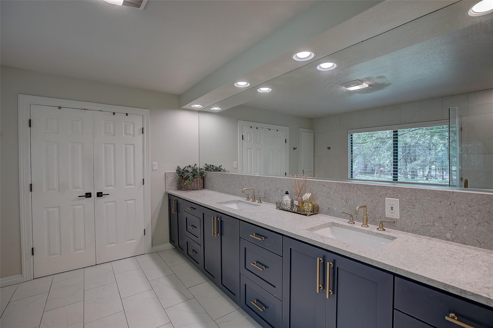 205 E Esparada Dr Property Photo 4