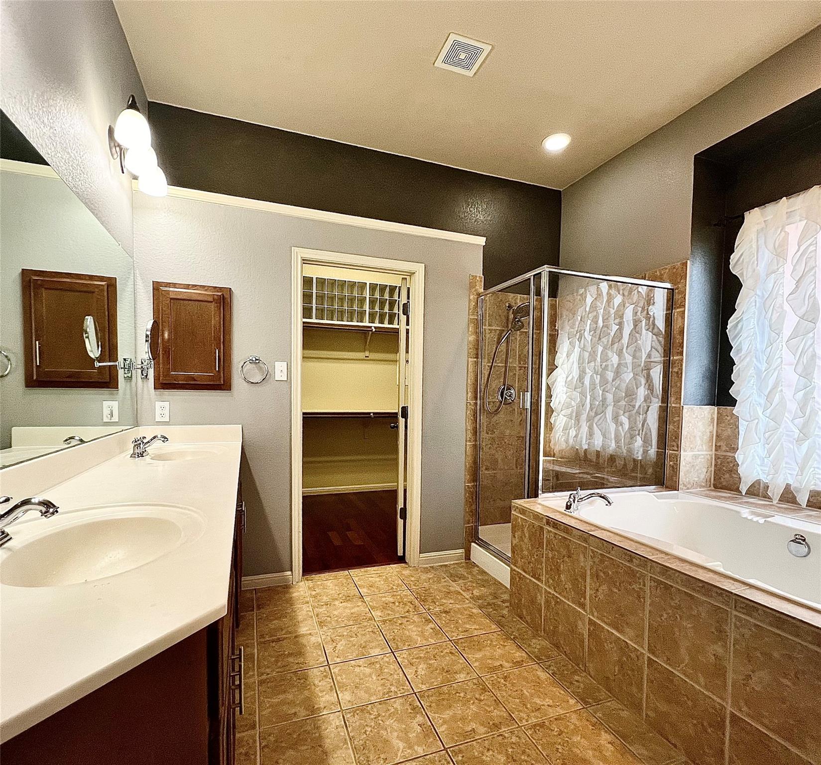 2201 Golden Gate Park Property Photo 6