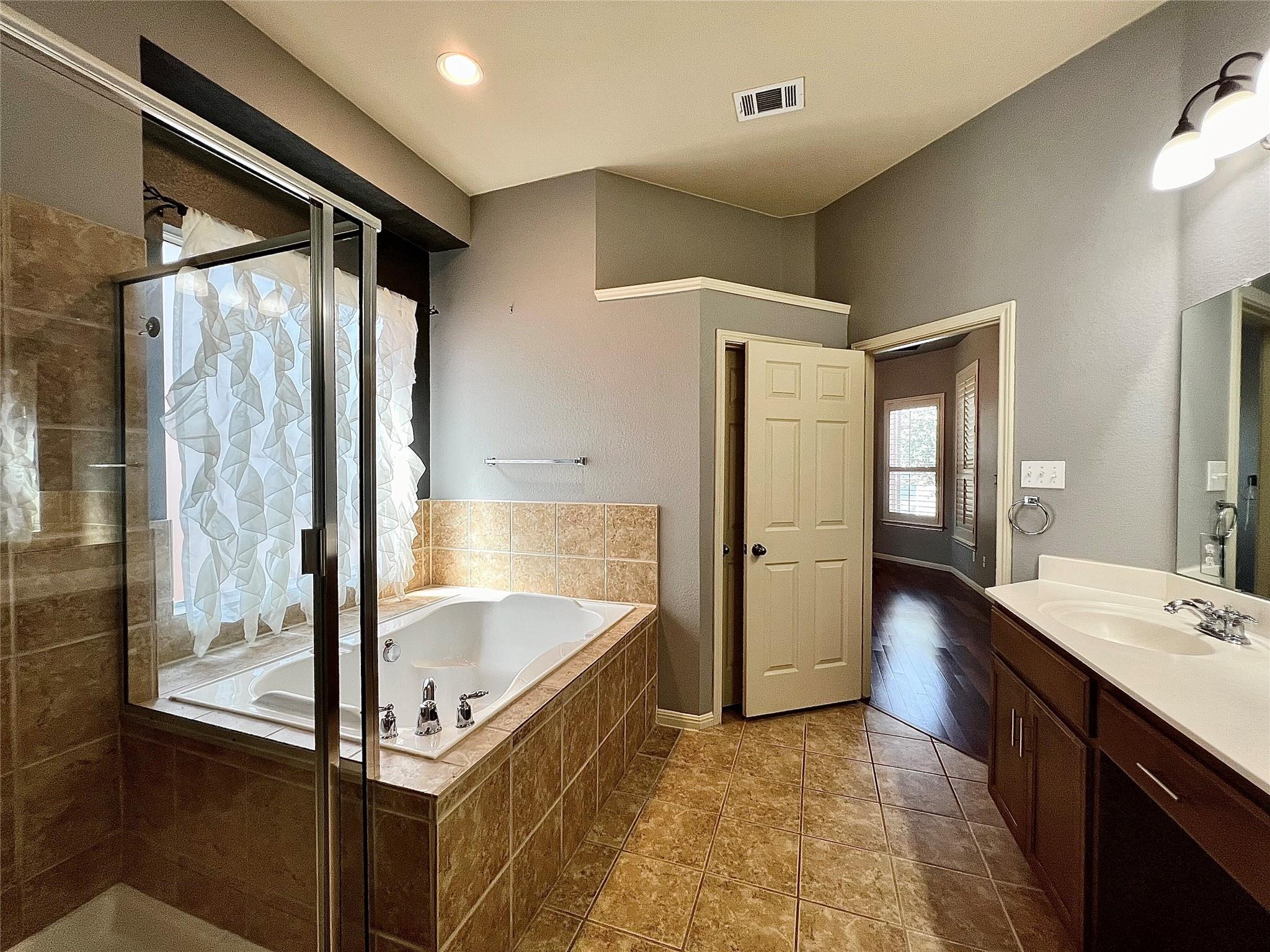 2201 Golden Gate Park Property Photo 8